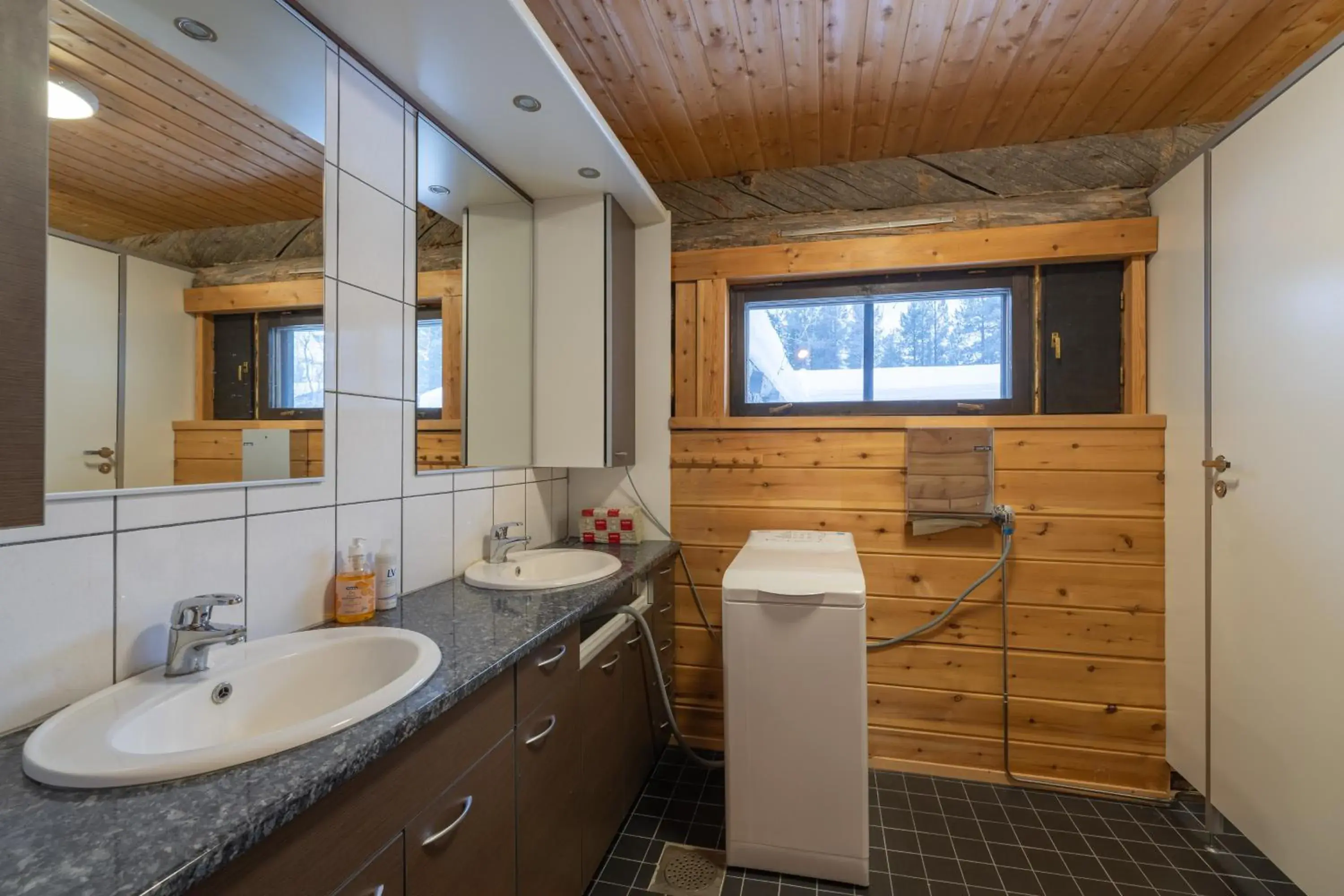 Economy Twin Room with Shared Bathroom in Kuukkeli Log Houses Porakka Inn Economy Twin Room with Shared Bathroom in Kuukkeli Log Houses Porakka Inn