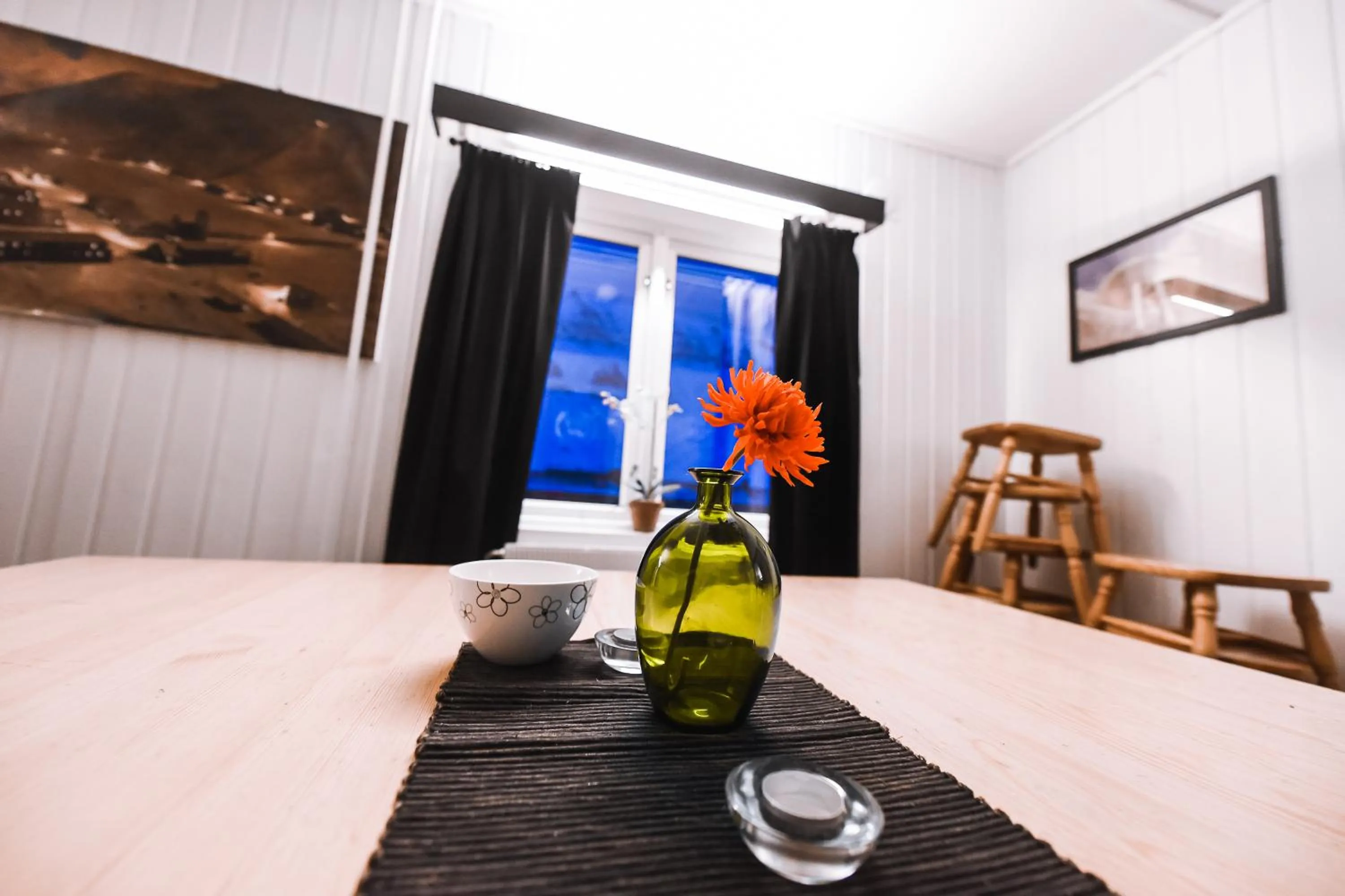 Coffee/tea facilities, Bed in Gjestehuset 102