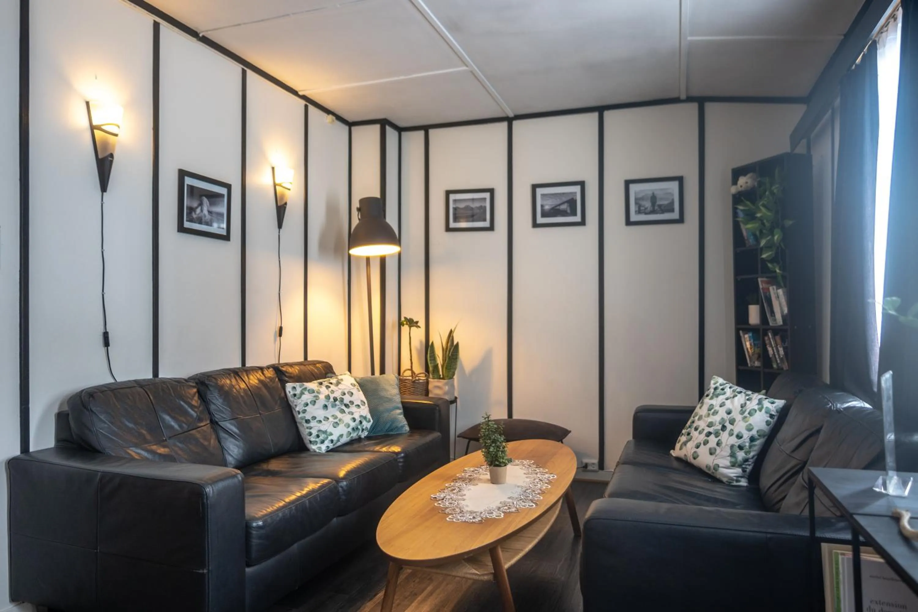 Seating area in Gjestehuset 102