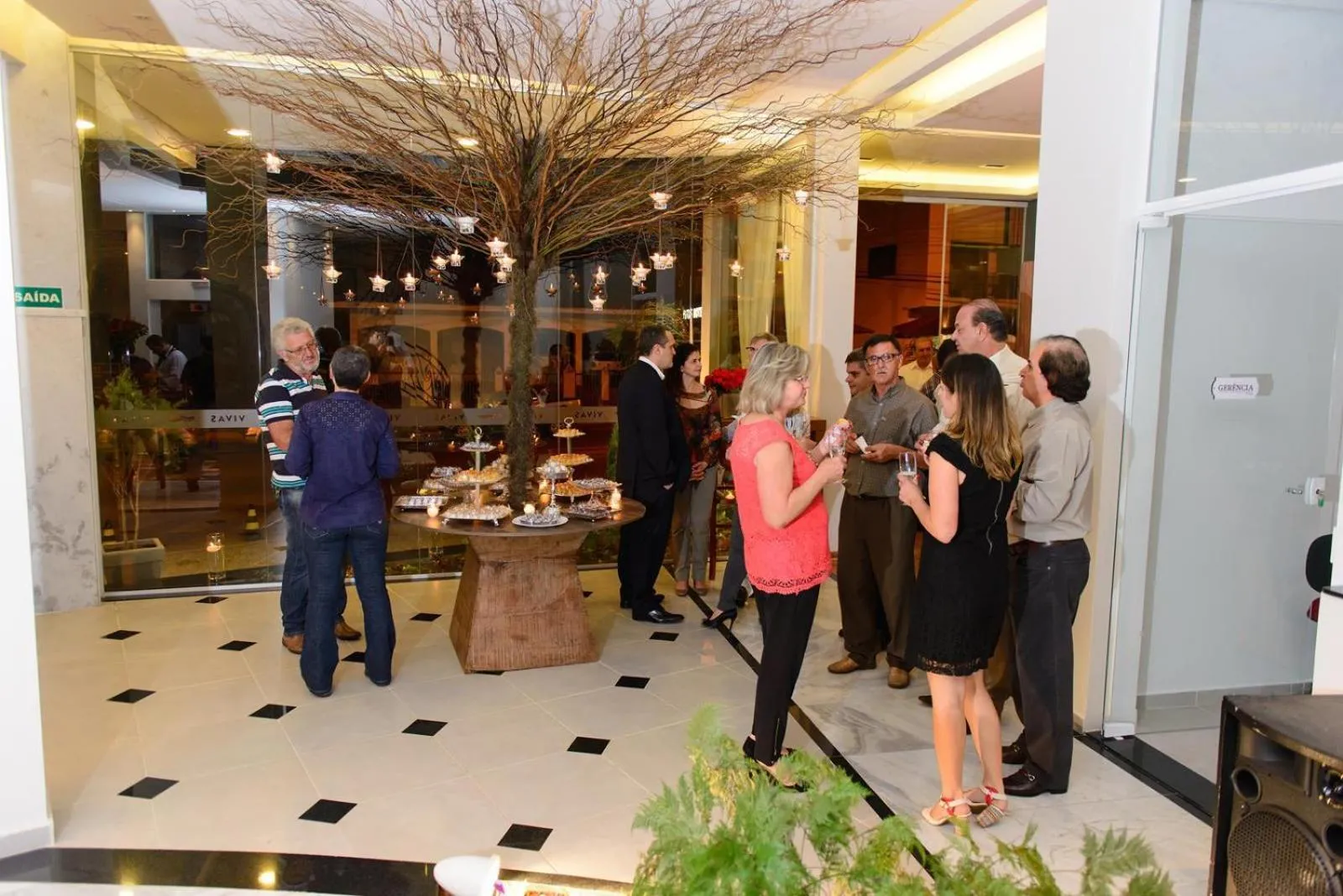 People in Vivas Hotel e Casa