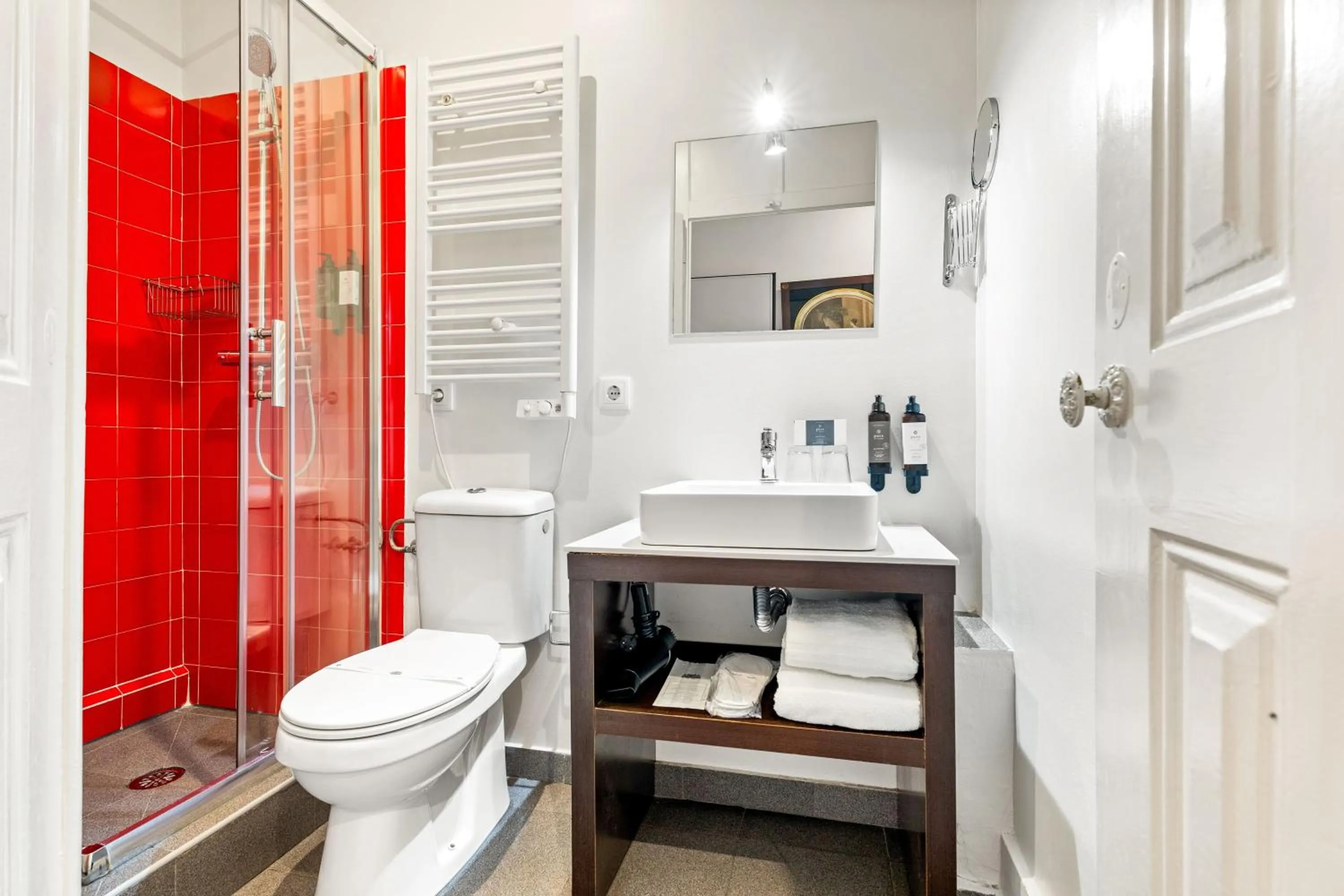 Bathroom in Casa do Jasmim by Shiadu