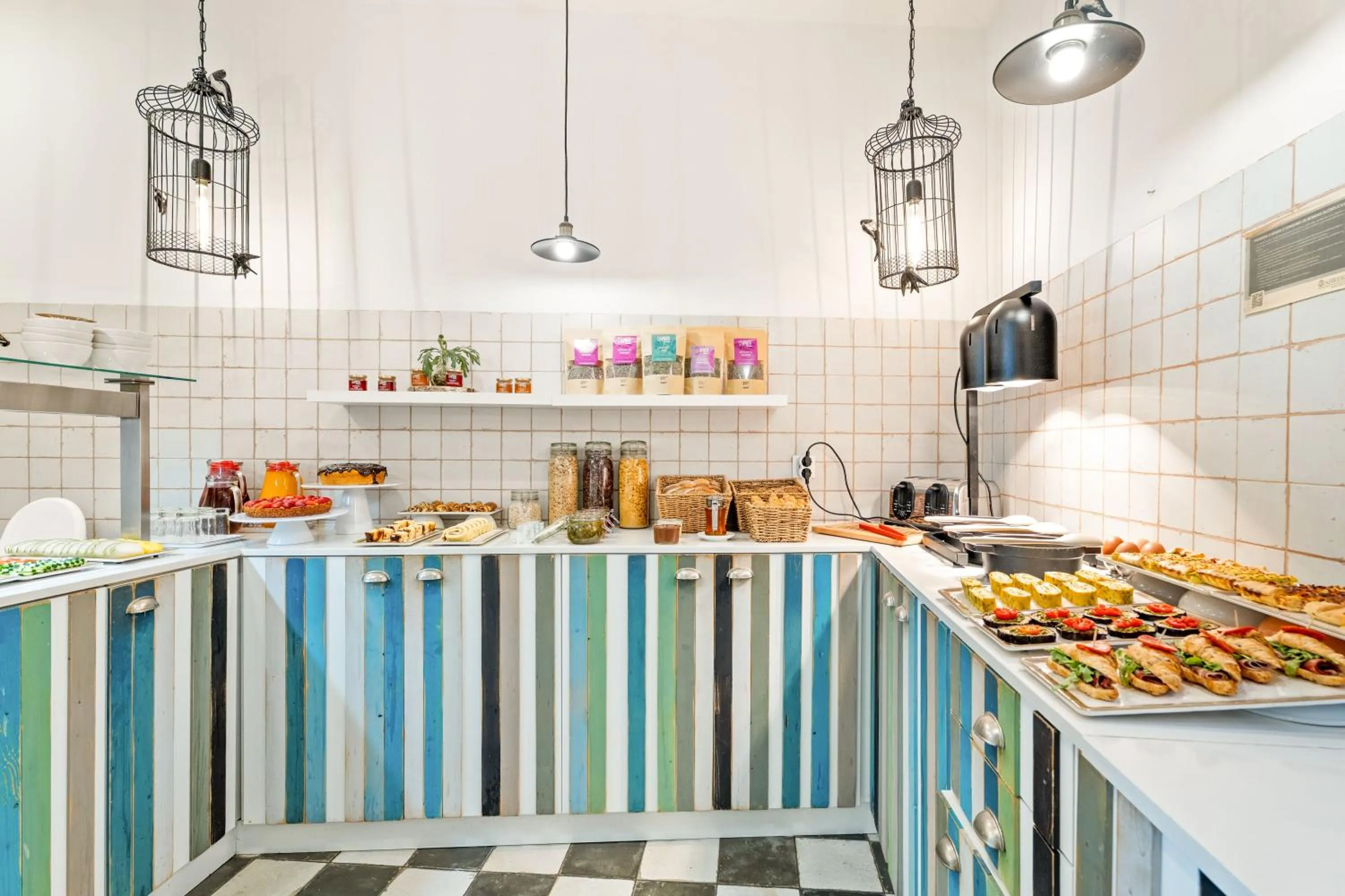 Coffee/tea facilities in Casa do Jasmim by Shiadu