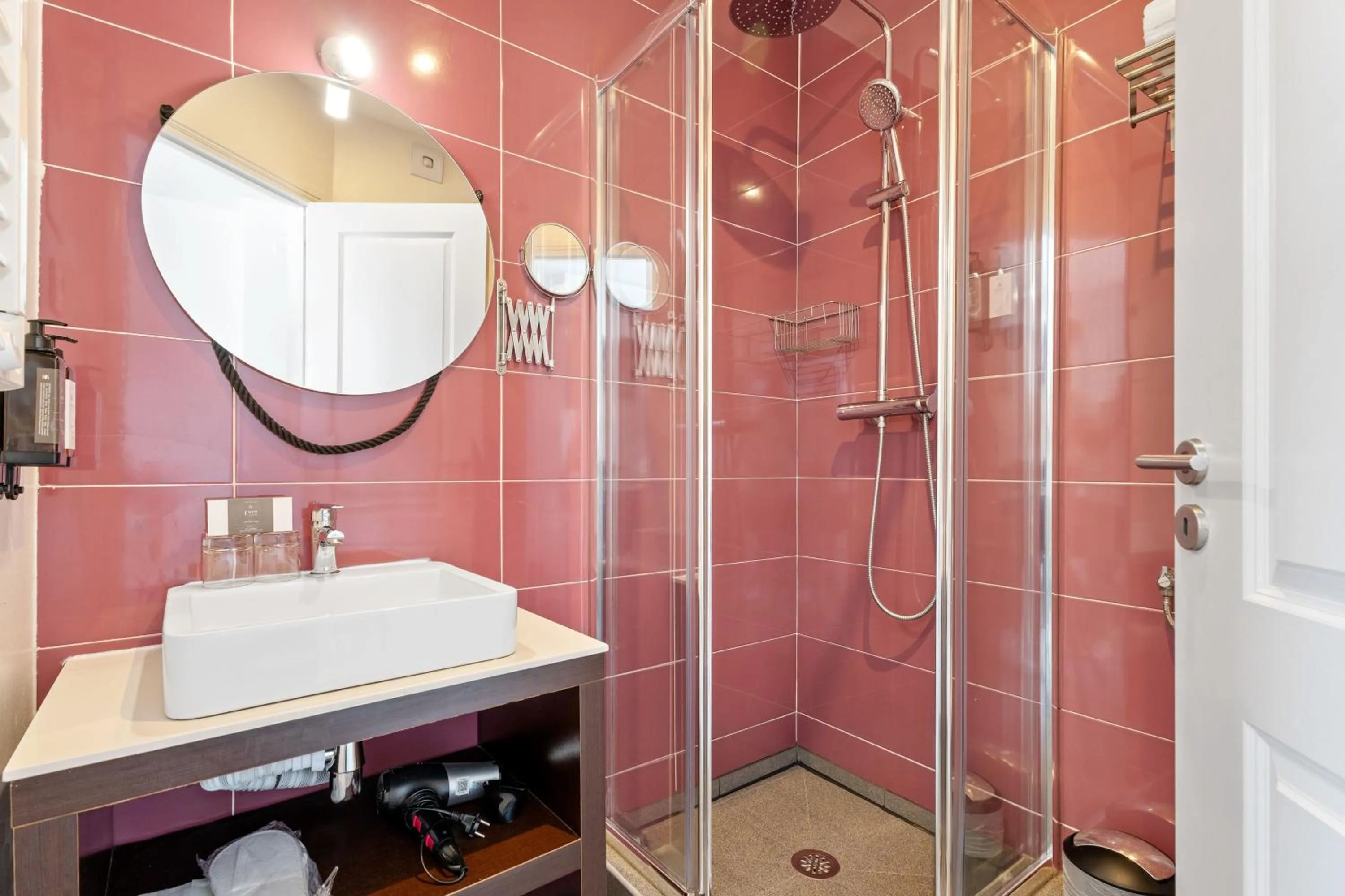 Bathroom in Casa do Jasmim by Shiadu