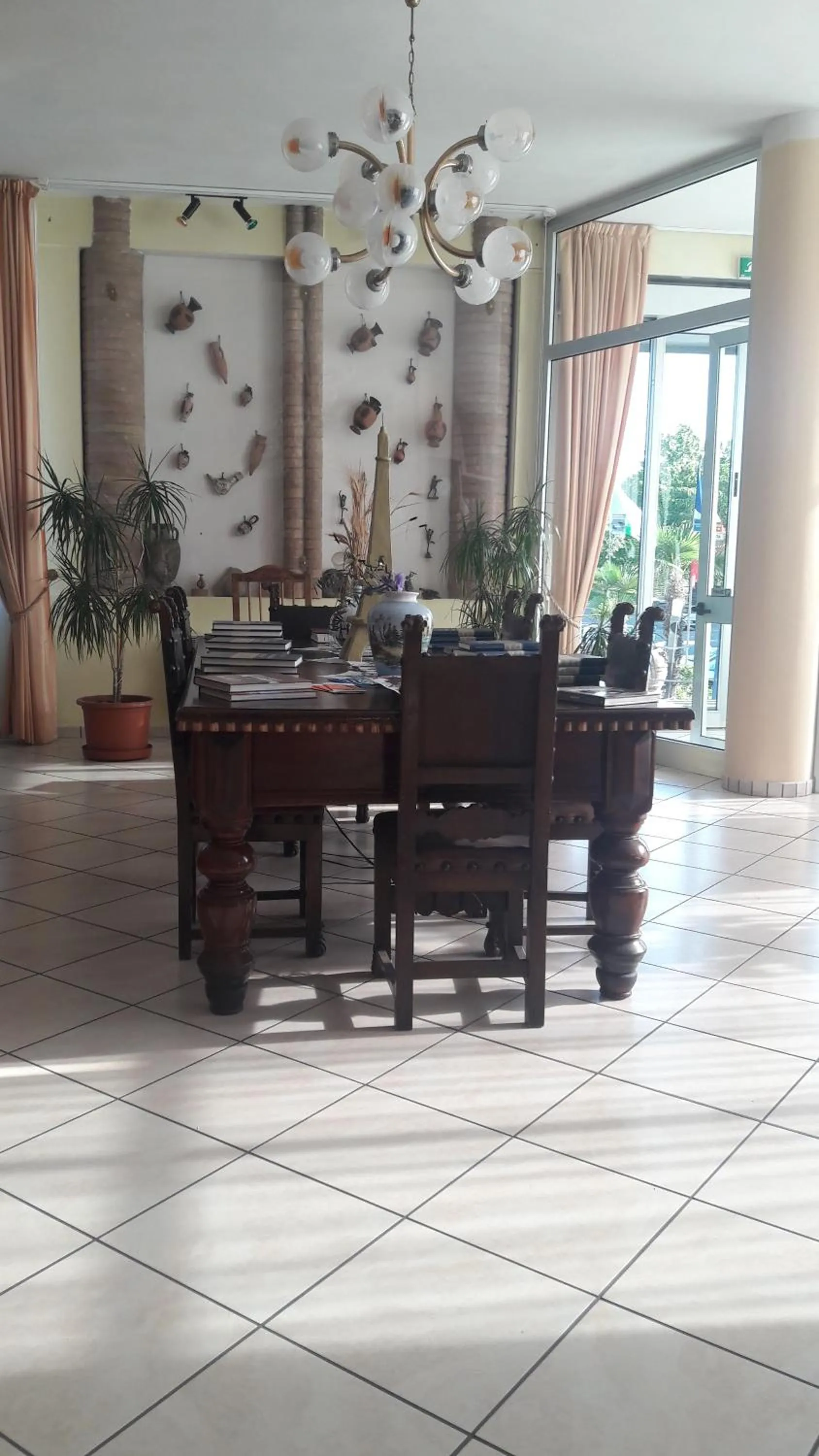 Communal lounge/ TV room in Hotel Parigi