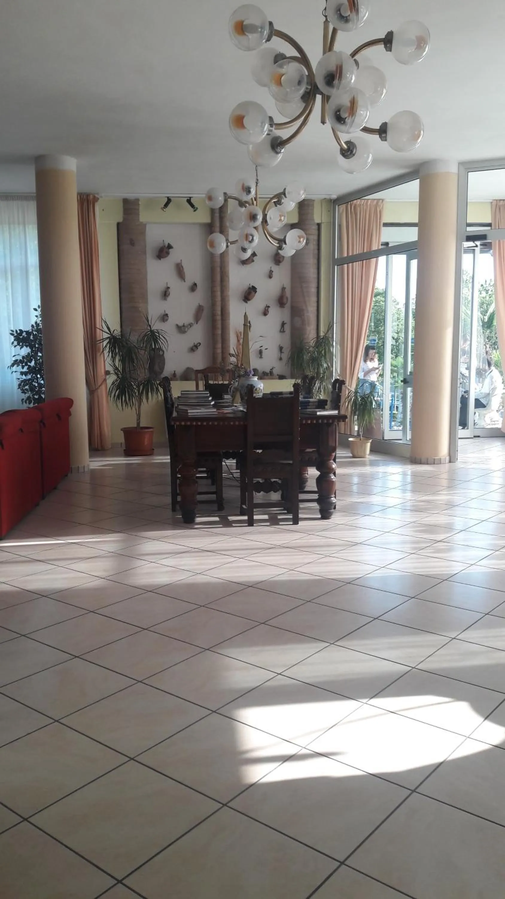 Communal lounge/ TV room in Hotel Parigi