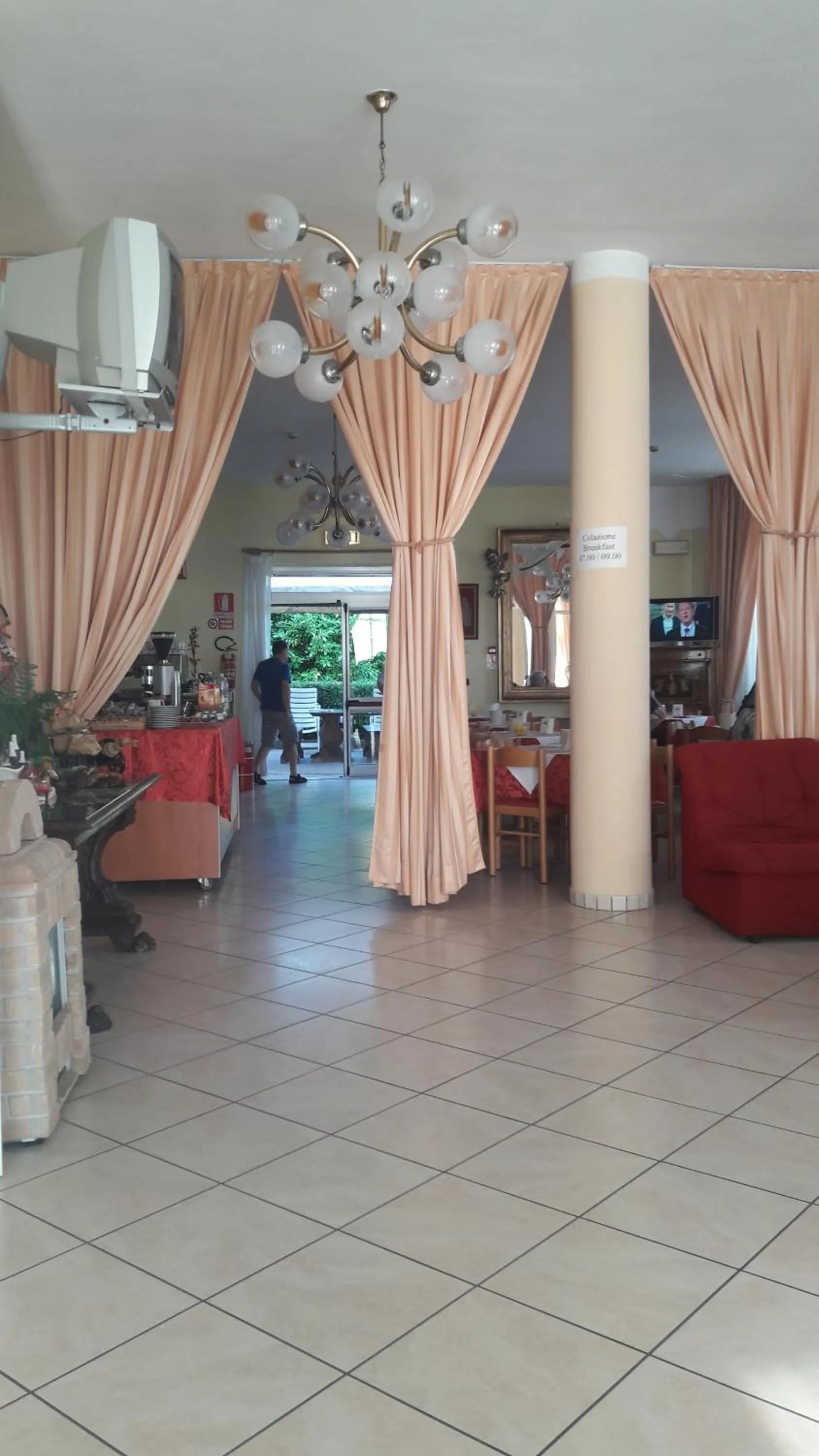 Communal lounge/ TV room in Hotel Parigi