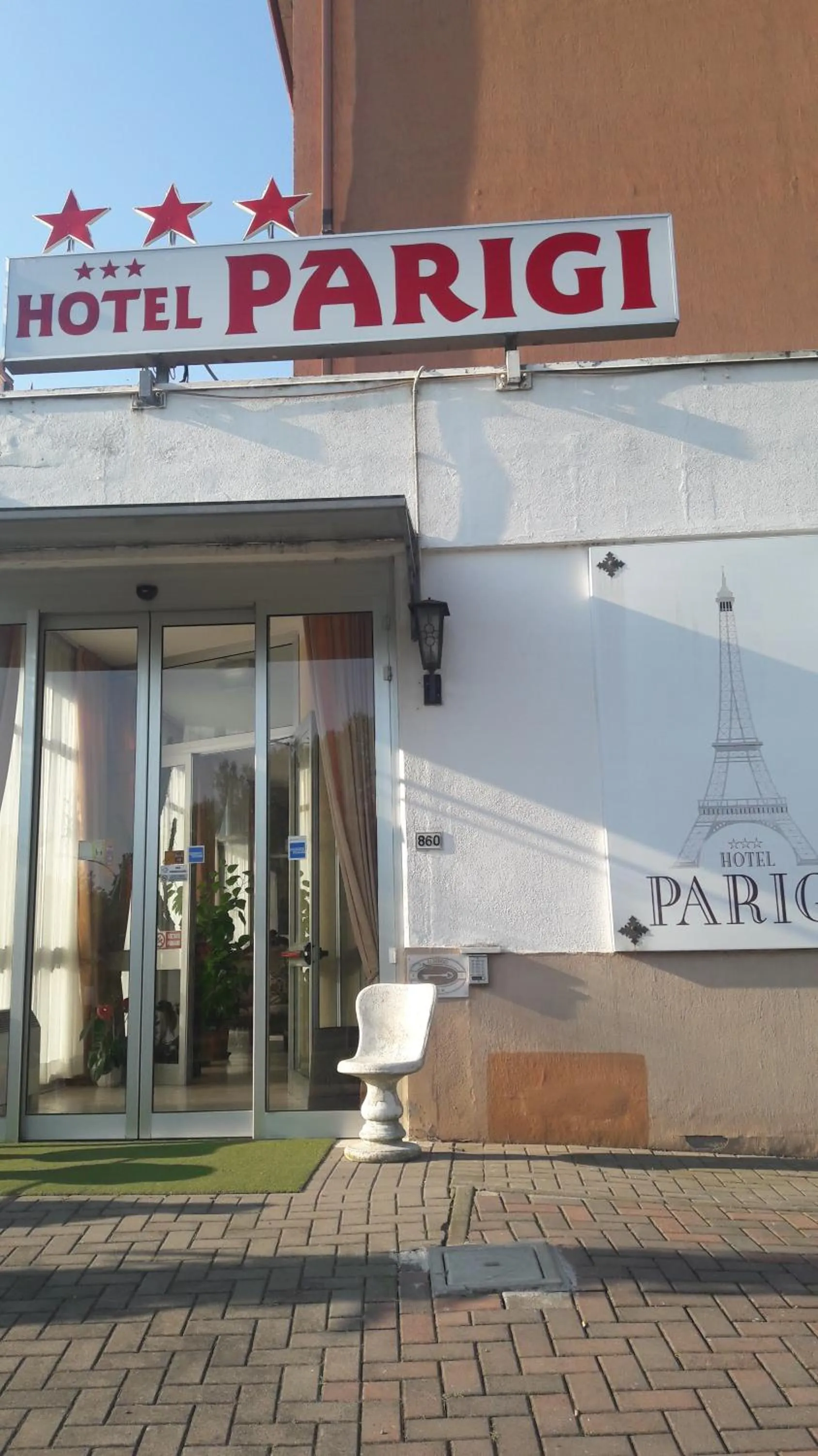 Facade/entrance in Hotel Parigi