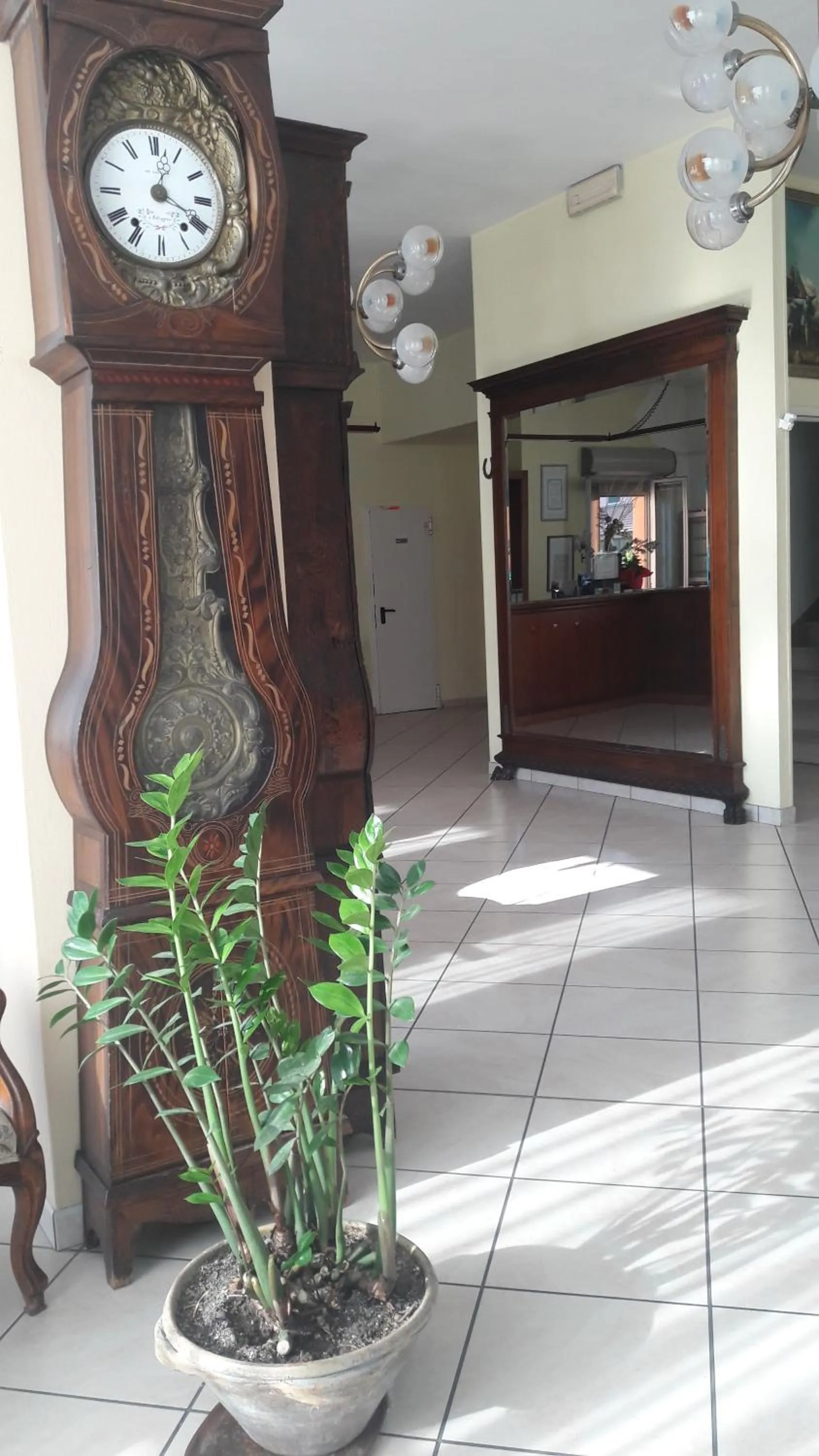 Communal lounge/ TV room in Hotel Parigi