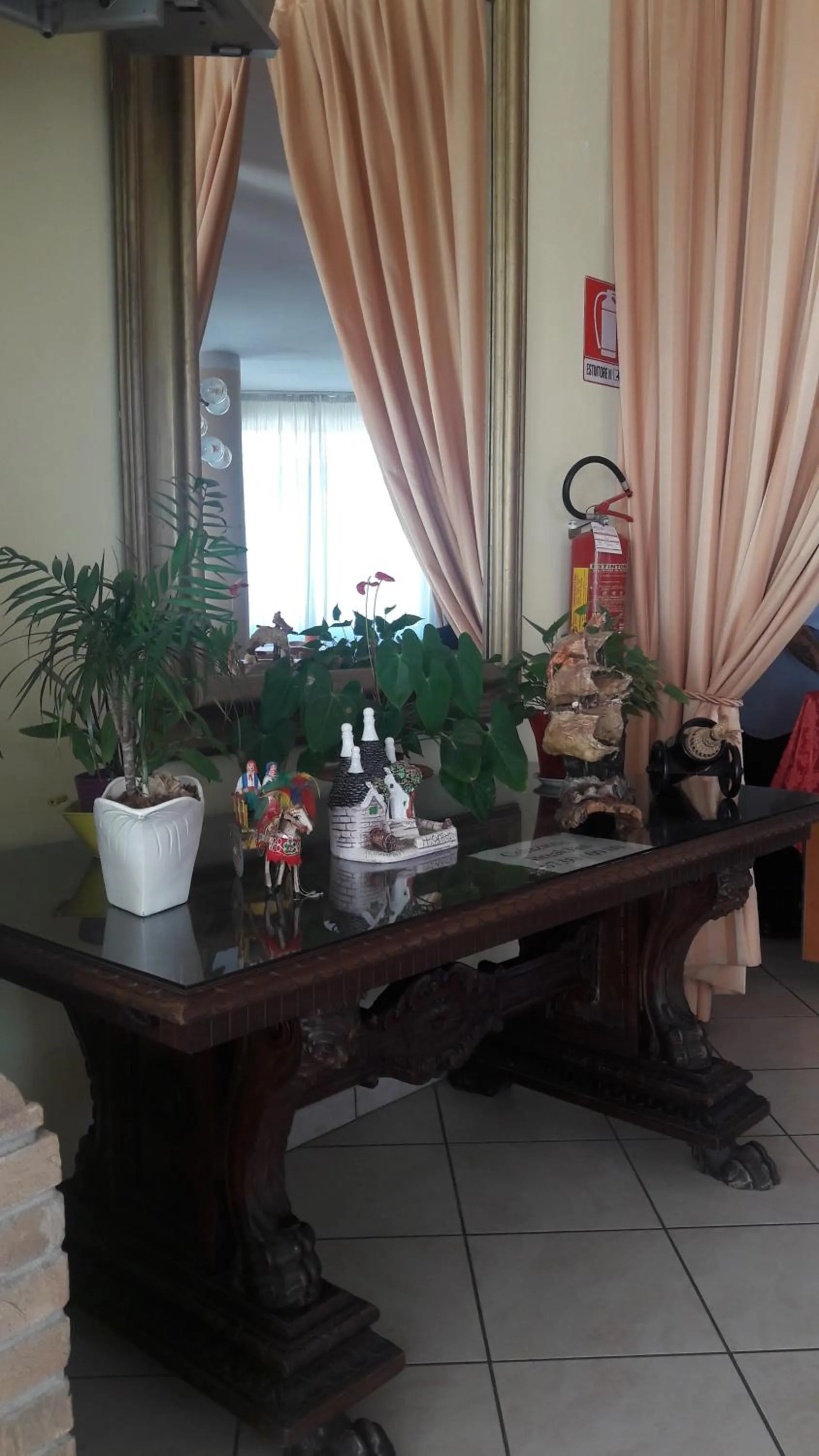 Communal lounge/ TV room in Hotel Parigi