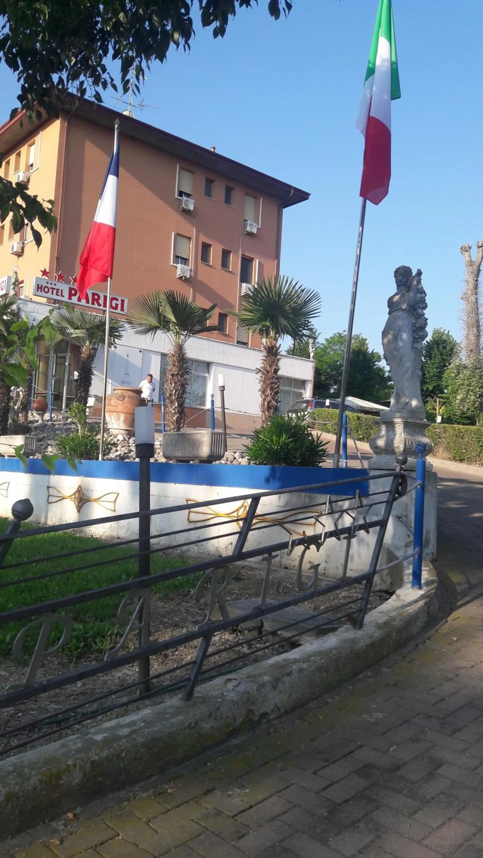 Facade/entrance in Hotel Parigi