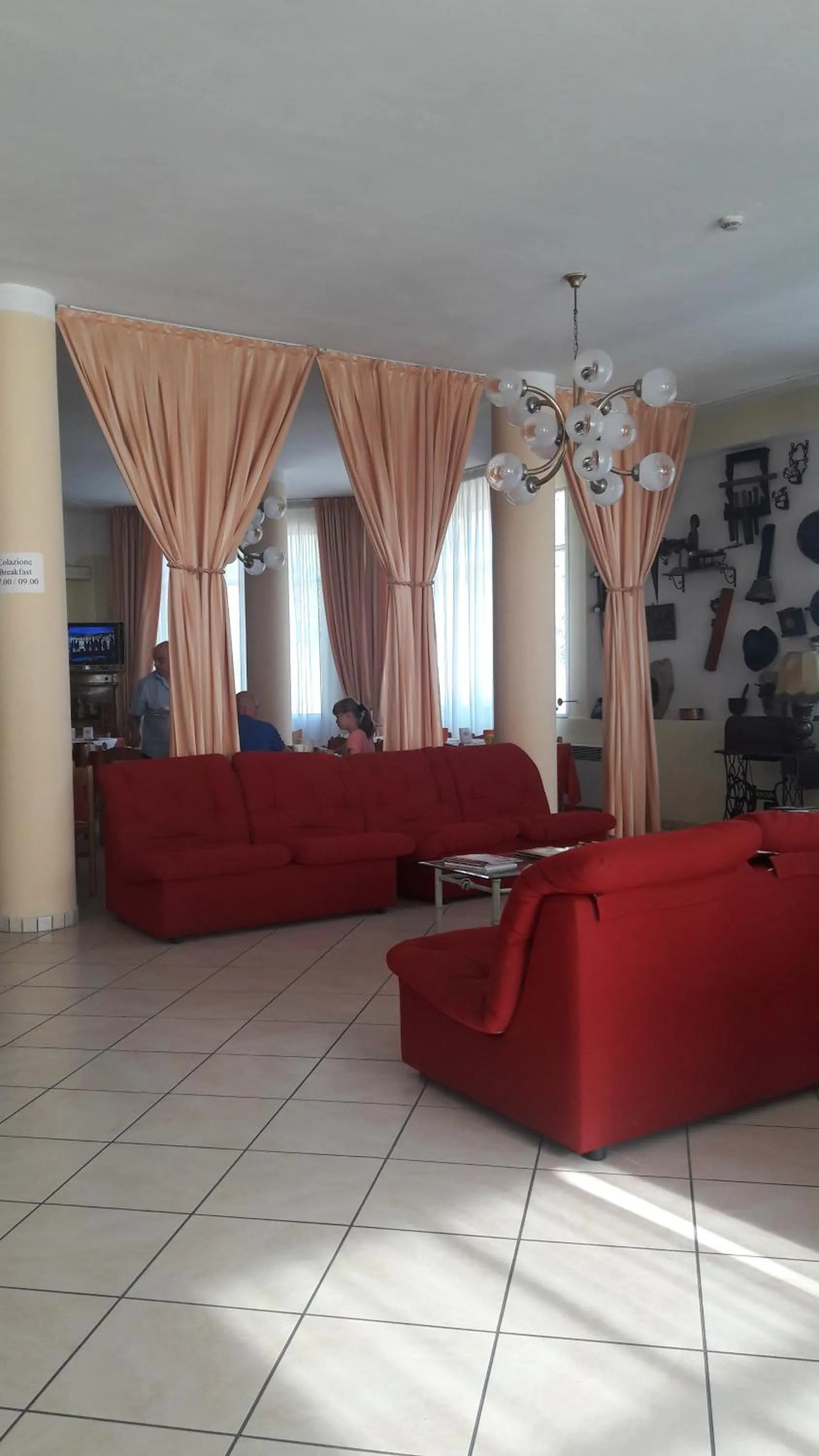 Communal lounge/ TV room in Hotel Parigi