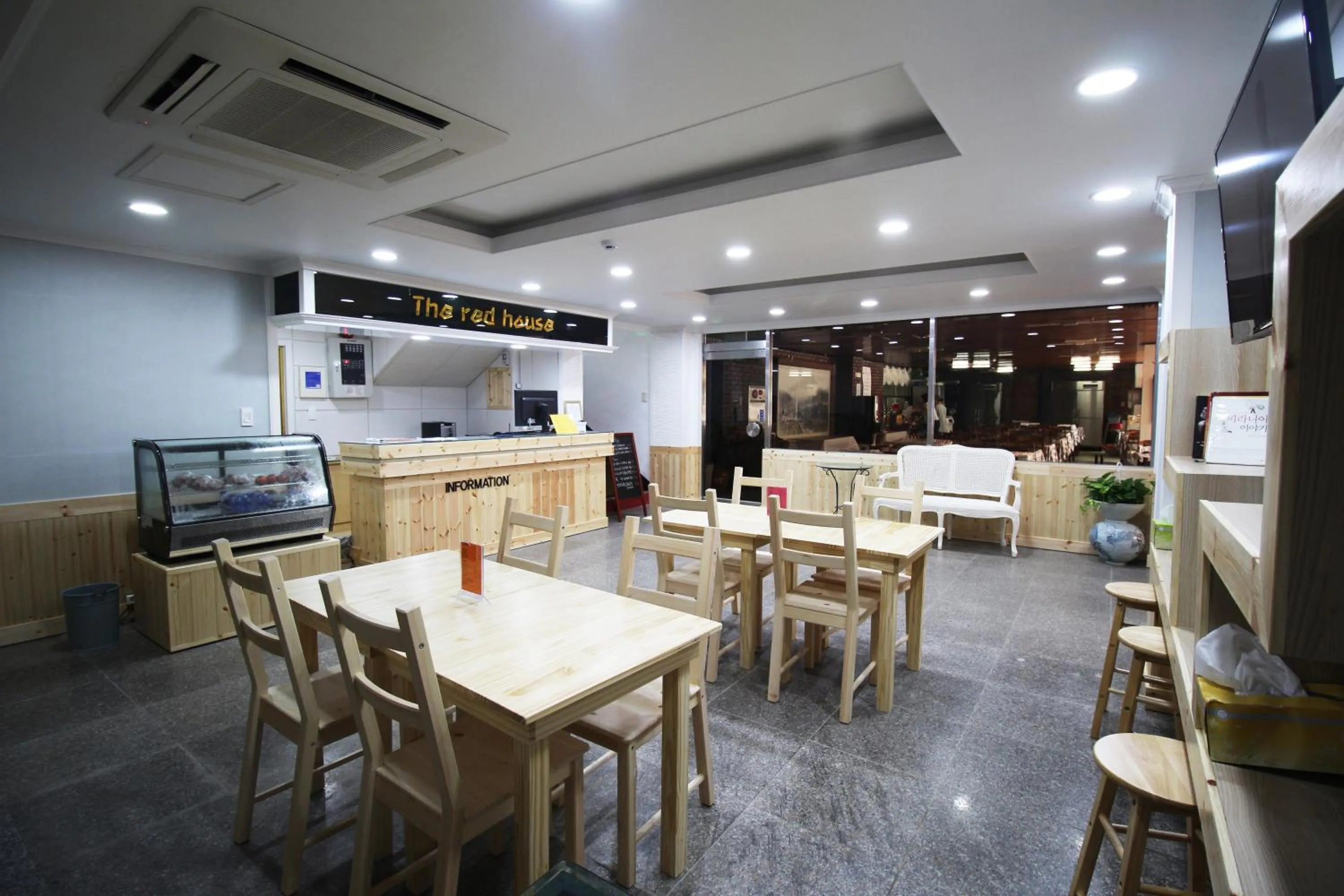 Restaurant/places to eat in The Red House