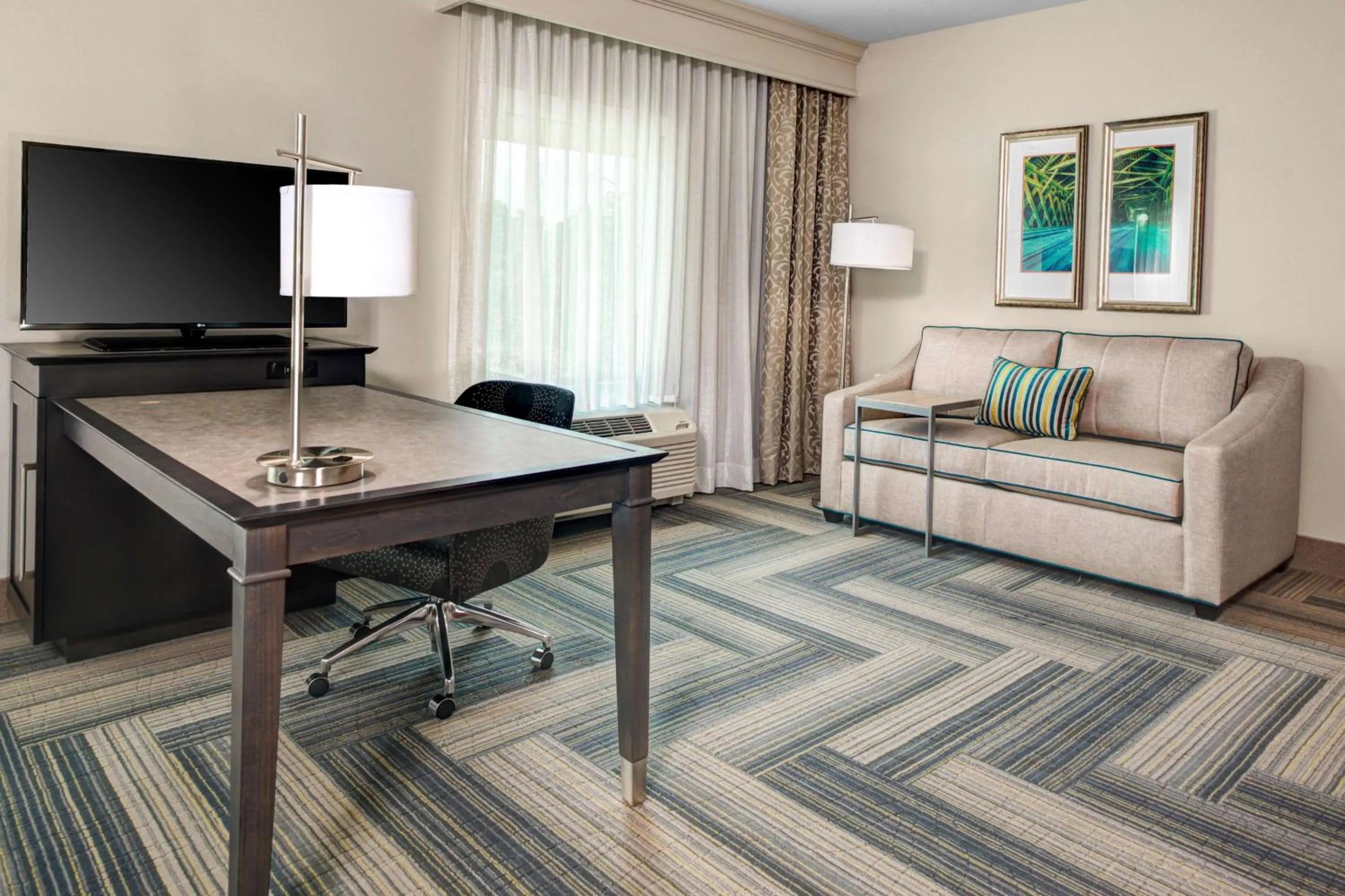 Living room in Hampton Inn & Suites by Hilton Atlanta Perimeter Dunwoody