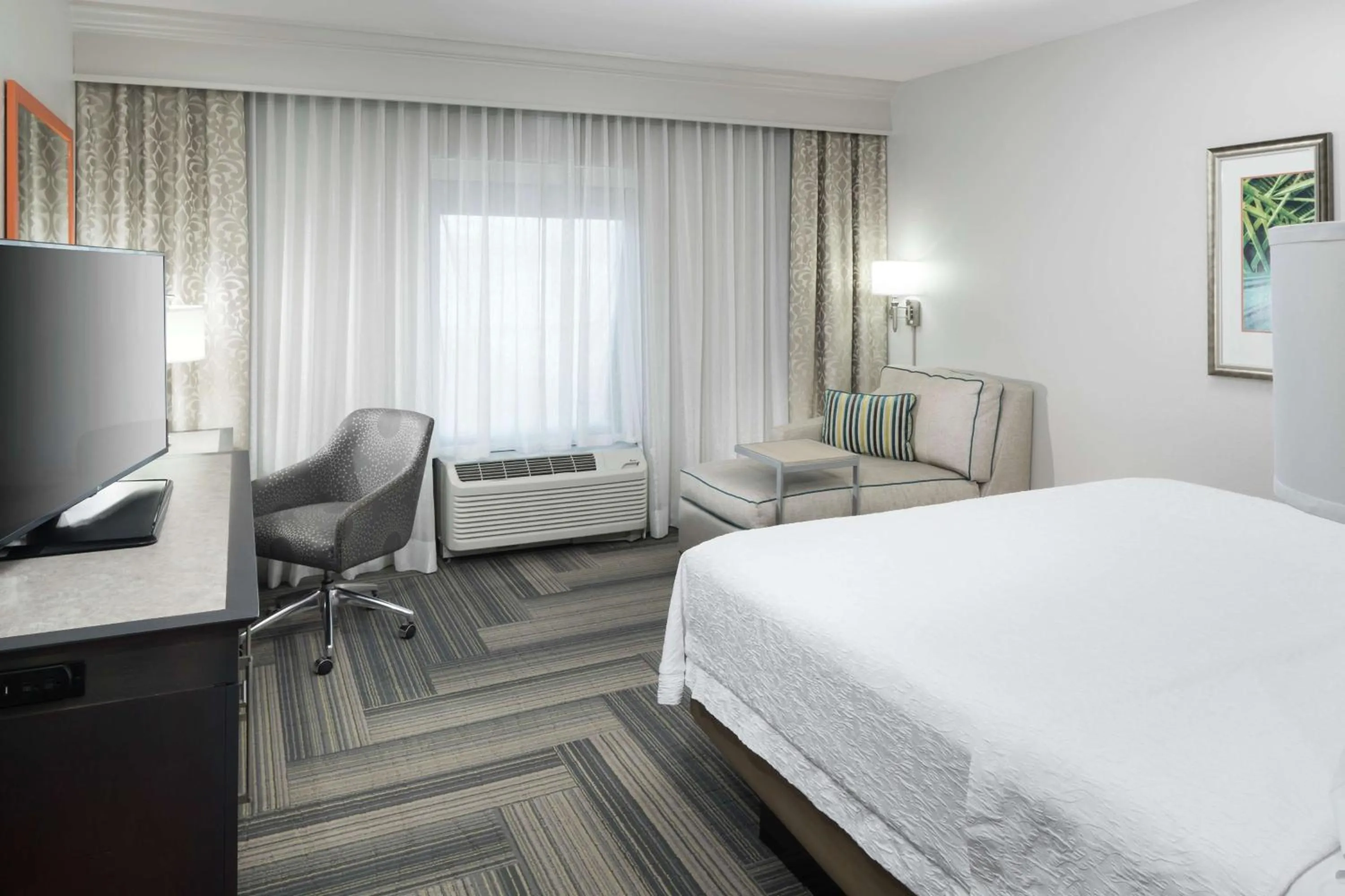 Bedroom, Bed in Hampton Inn & Suites by Hilton Atlanta Perimeter Dunwoody