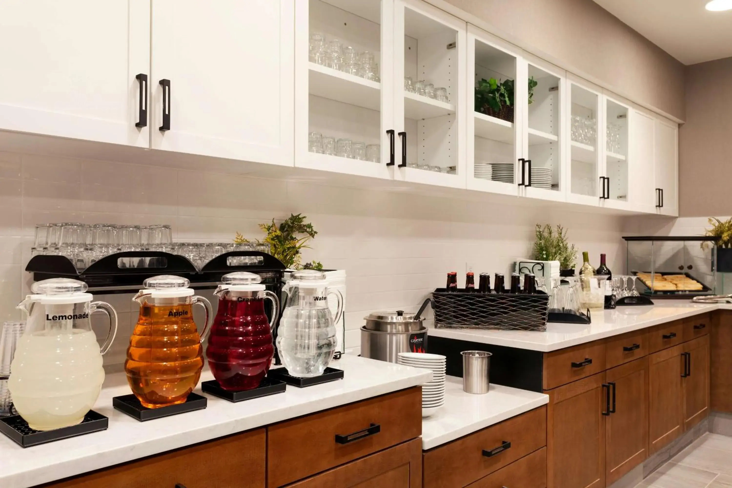 Lounge or bar in Homewood Suites by Hilton Syracuse - Carrier Circle Lounge or bar in Homewood Suites by Hilton Syracuse - Carrier Circle