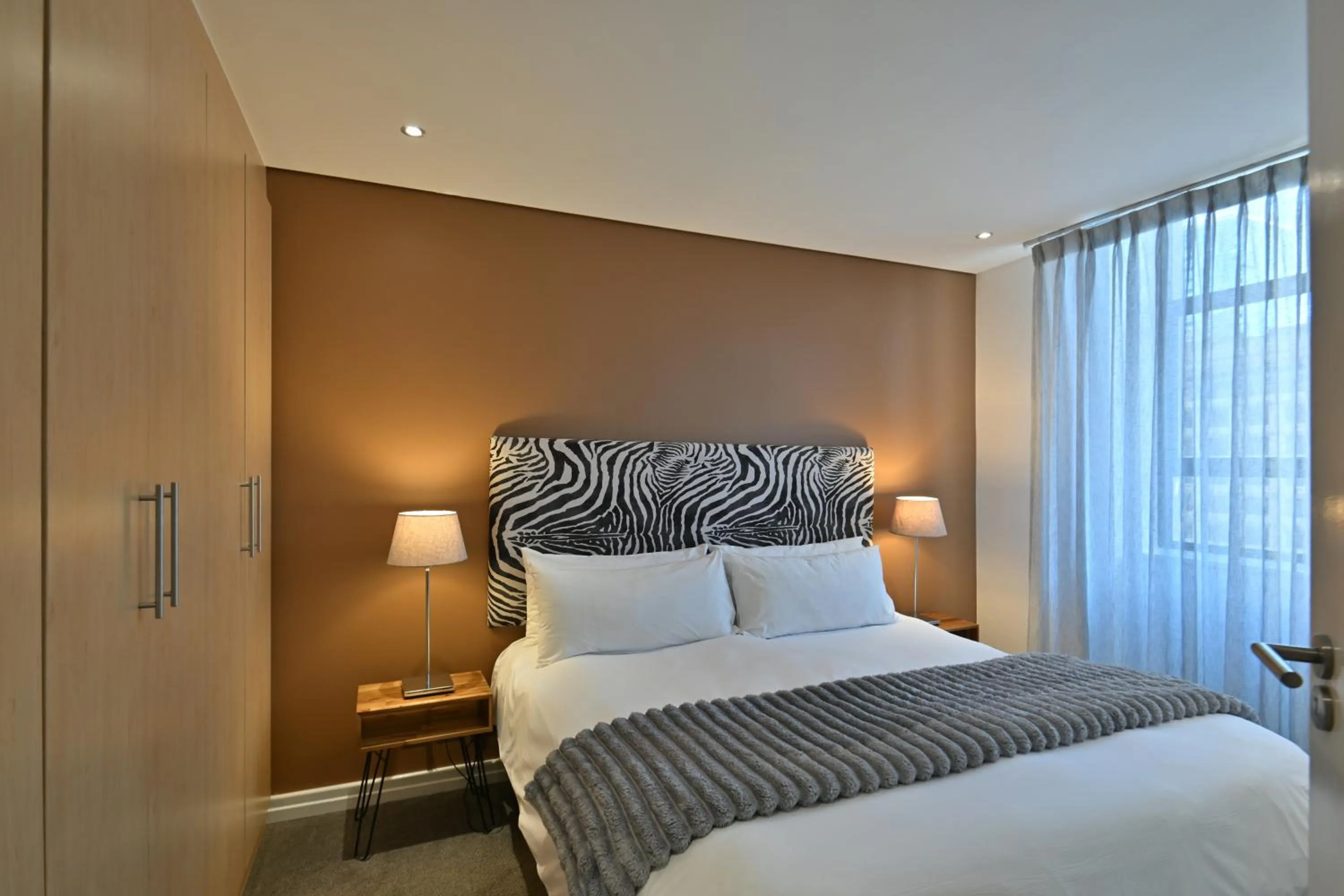 Photo of the whole room, Bed in Fountains Hotel