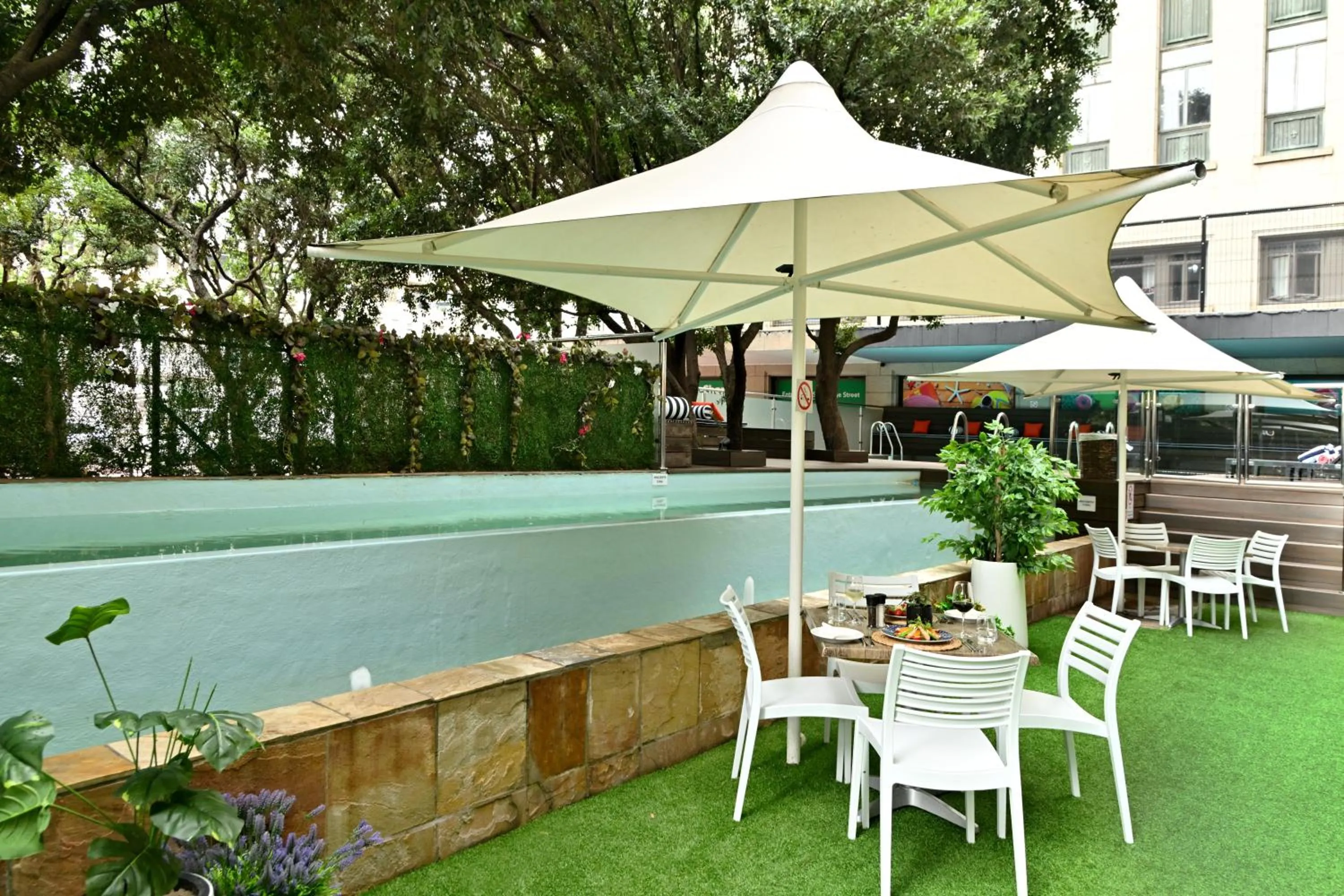 Swimming pool in Fountains Hotel