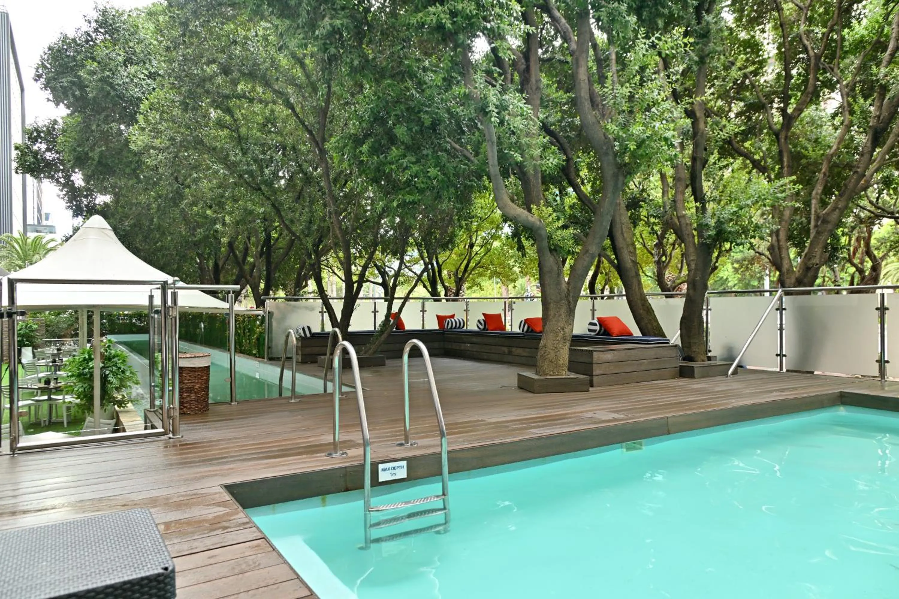 Swimming pool in Fountains Hotel