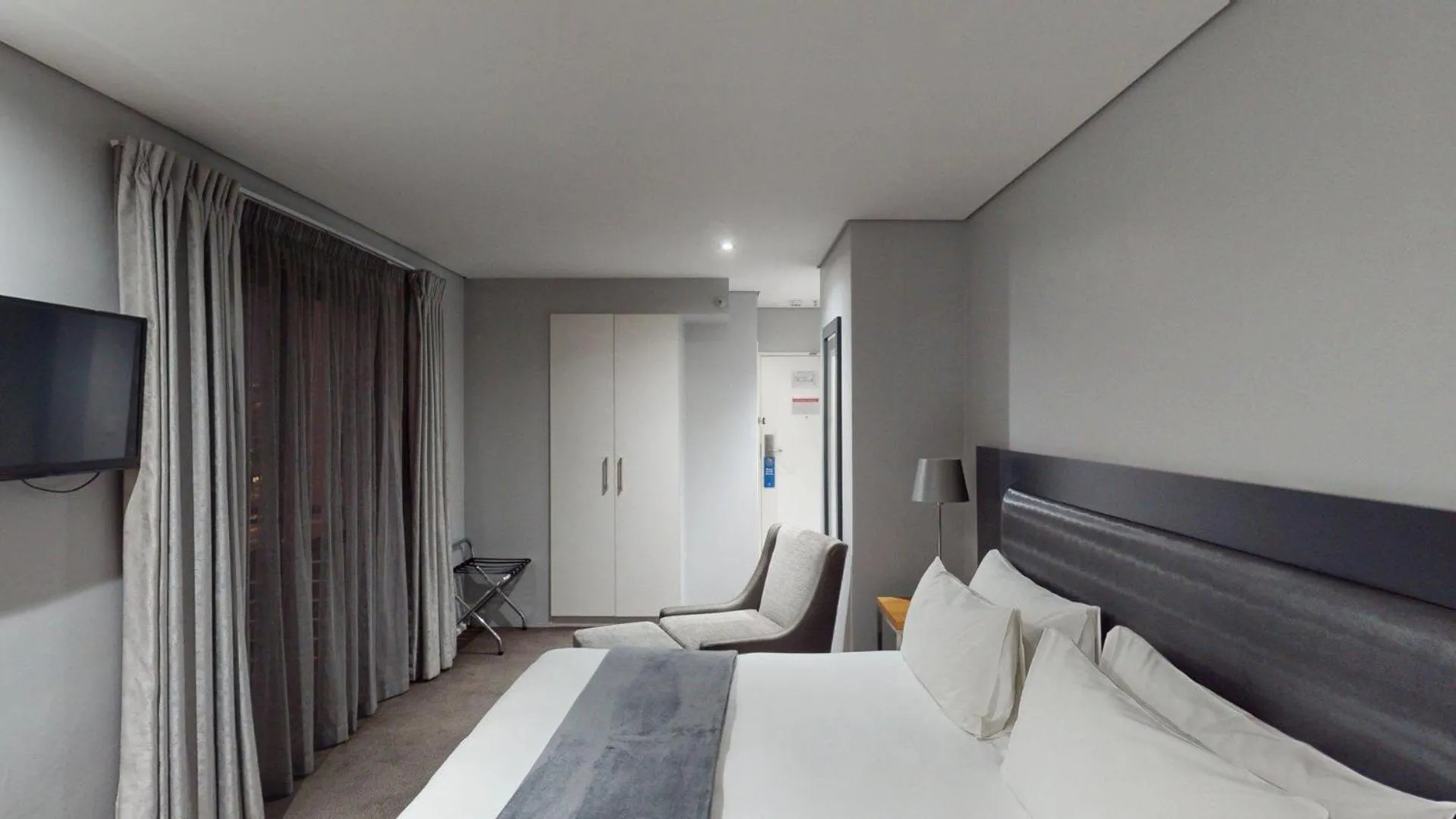 Photo of the whole room, Bed in Fountains Hotel