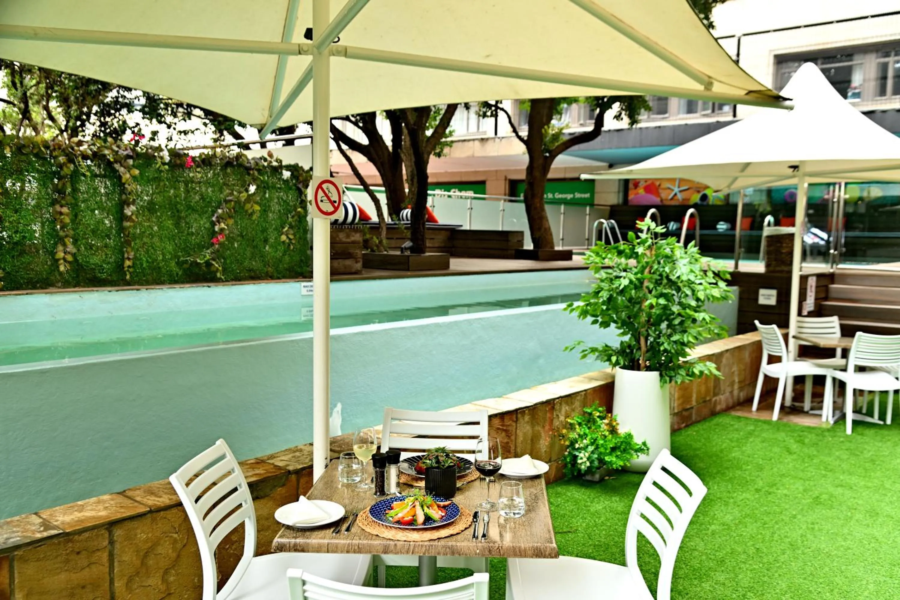 Swimming pool in Fountains Hotel