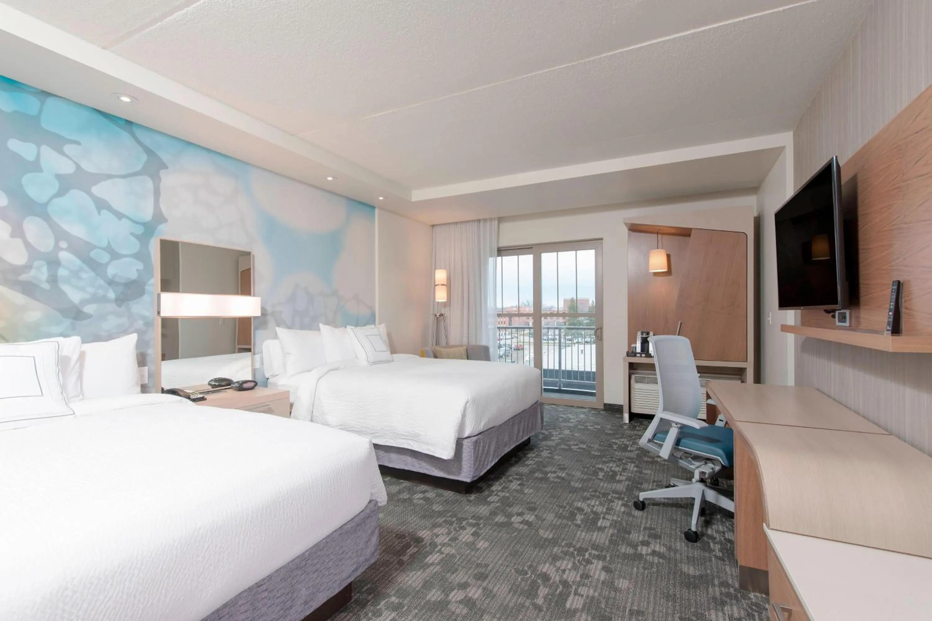 Photo of the whole room, Bed in Courtyard by Marriott Holland Downtown