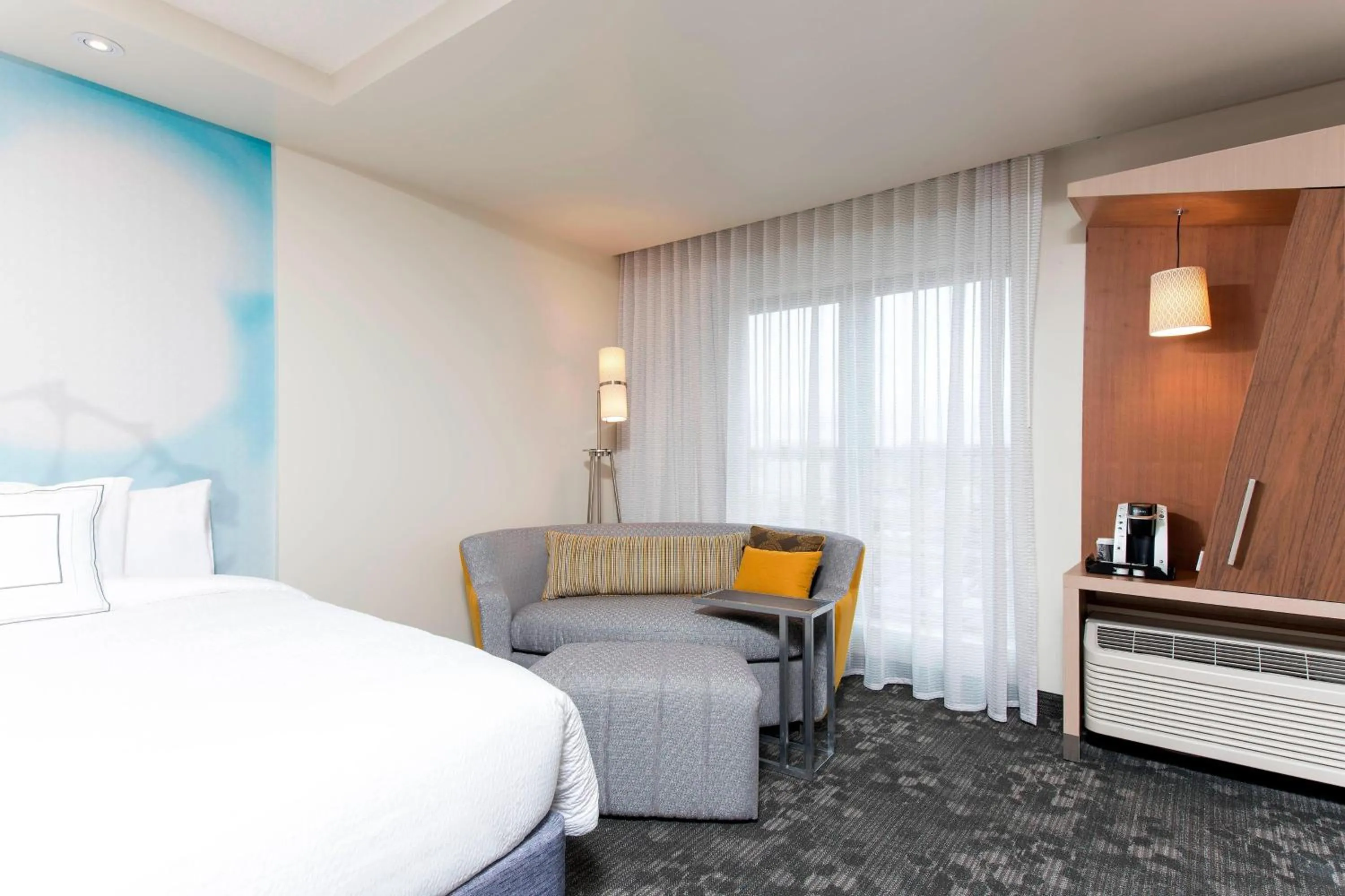 Photo of the whole room, Bed in Courtyard by Marriott Holland Downtown