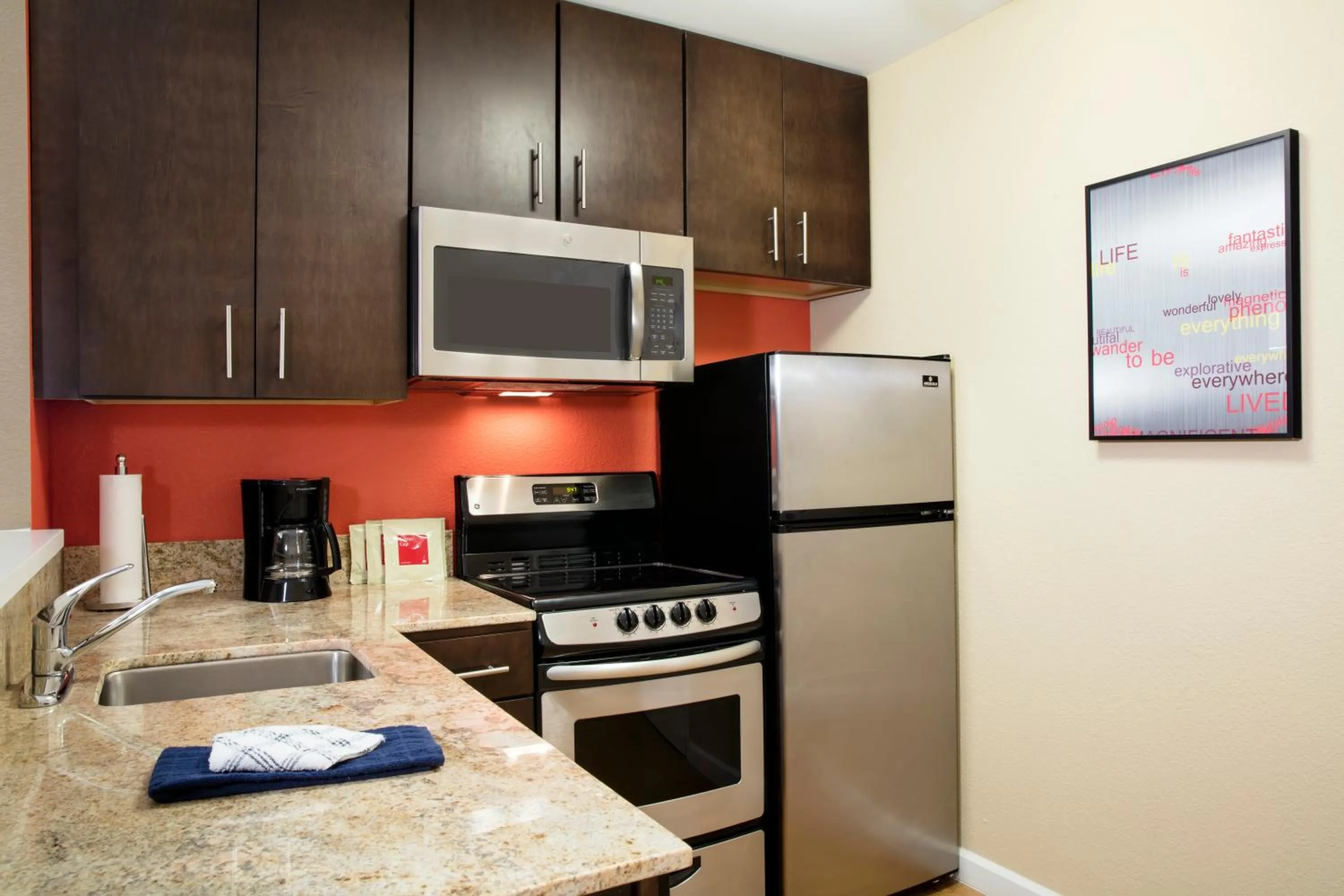 Kitchen or kitchenette in TownePlace Suites Orlando at FLAMINGO CROSSINGS Town Center, Western Entrance