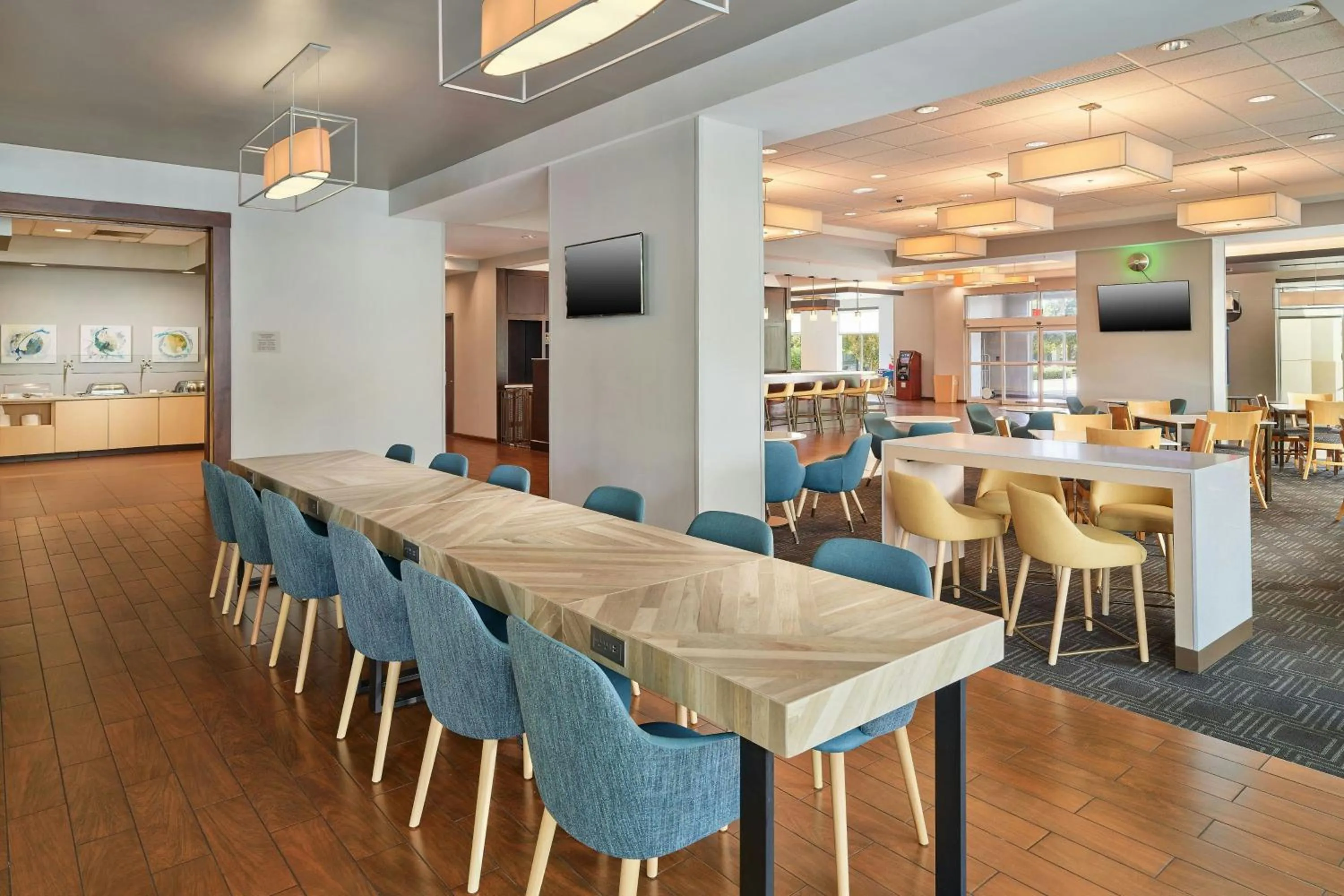 Breakfast in TownePlace Suites Orlando at FLAMINGO CROSSINGS Town Center, Western Entrance