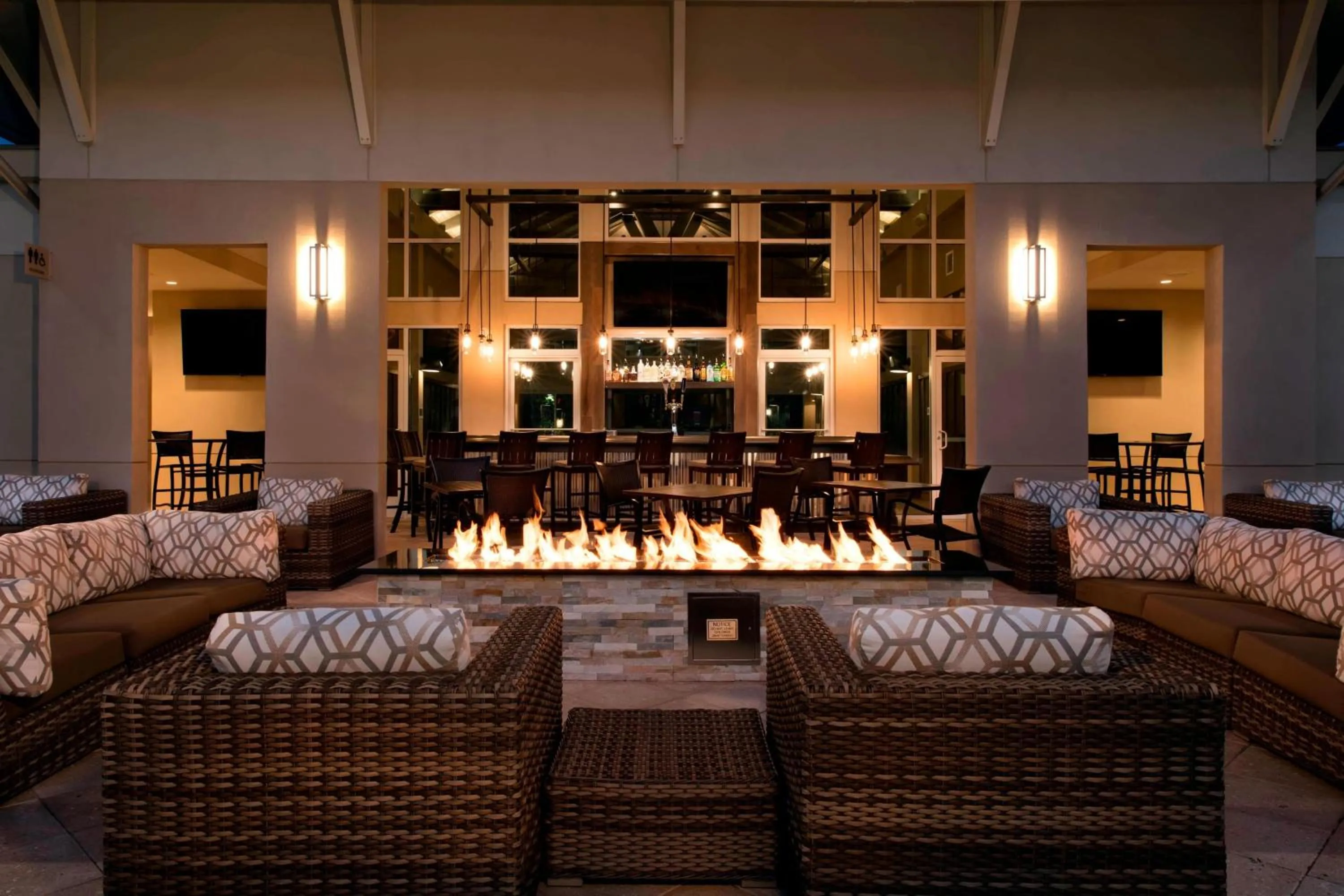 Lounge or bar in TownePlace Suites Orlando at FLAMINGO CROSSINGS Town Center, Western Entrance