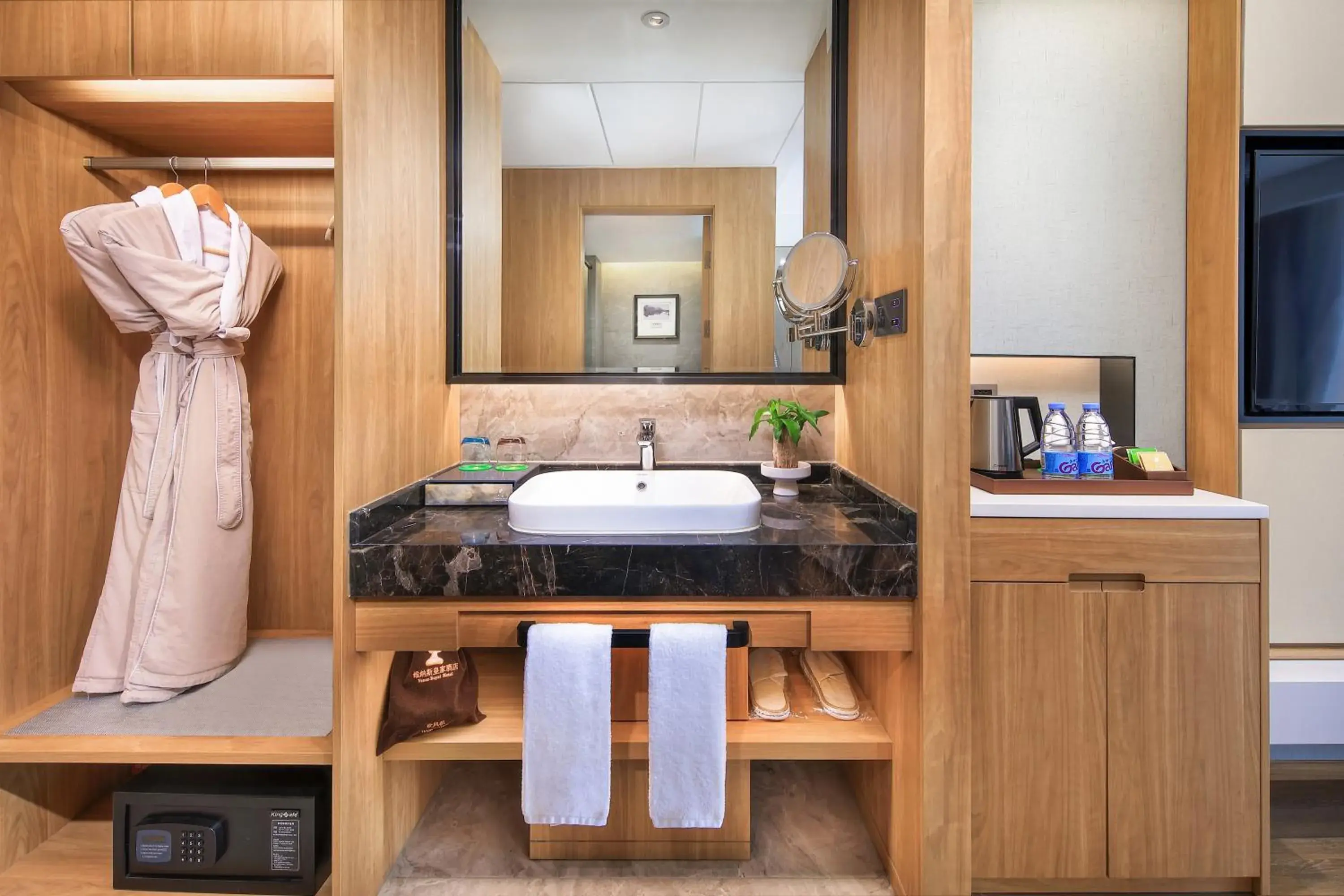 Deluxe Twin Room in Venus Royal Hotel Guilin Elephant Trunk Hill Two Rivers and Four Lakes Branch Deluxe Twin Room in Venus Royal Hotel Guilin Elephant Trunk Hill Two Rivers and Four Lakes Branch