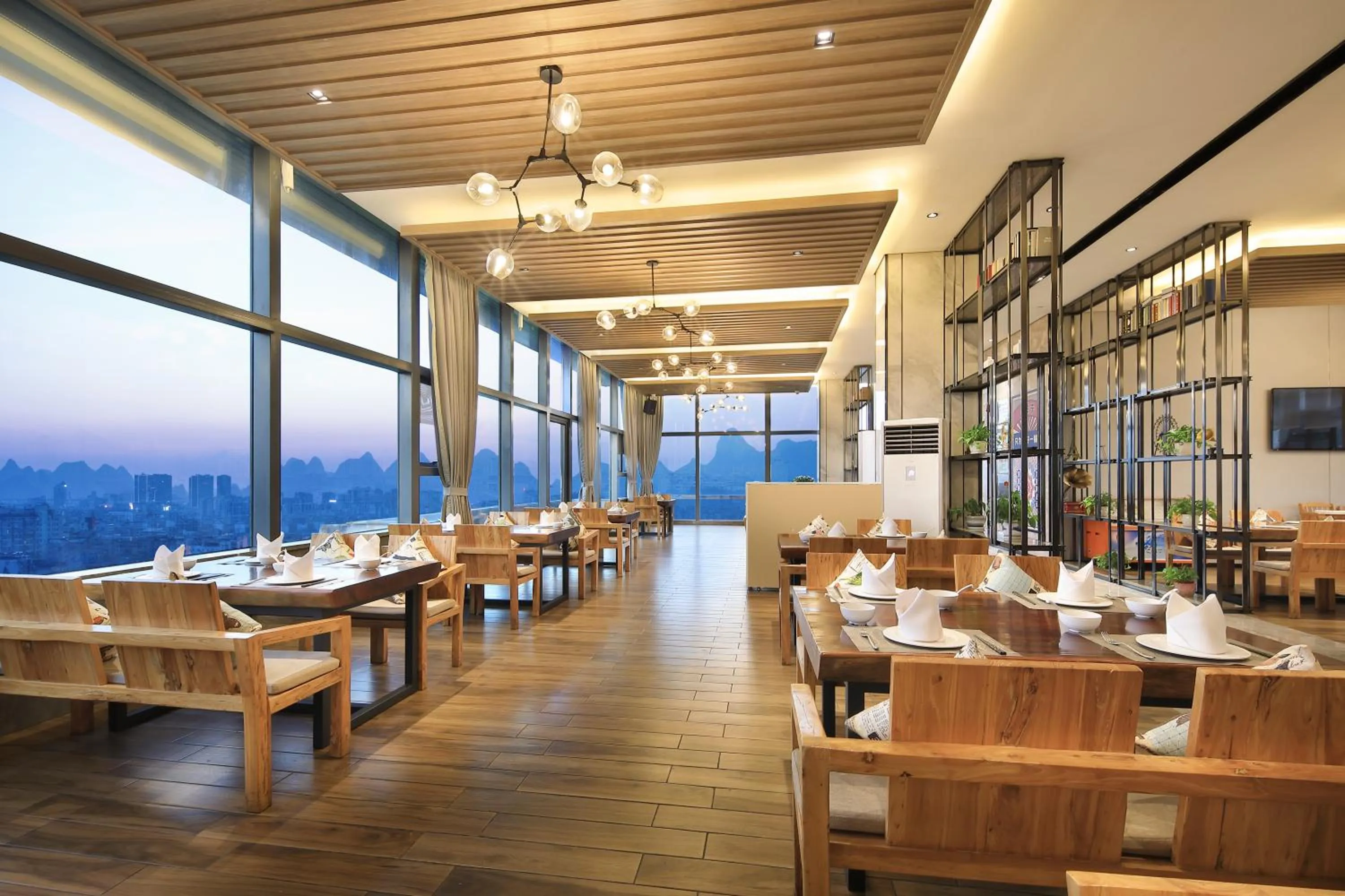 Restaurant/places to eat in Venus Royal Hotel Guilin Elephant Trunk Hill Two Rivers and Four Lakes Branch