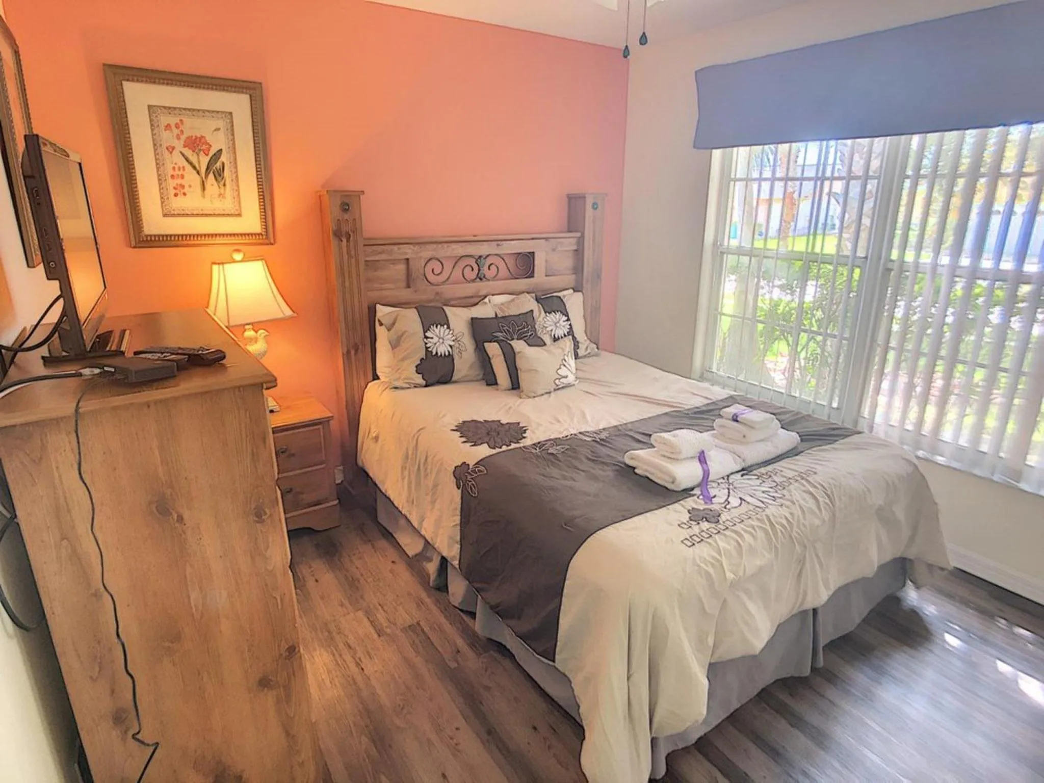 Bed in Rocco's Retreat