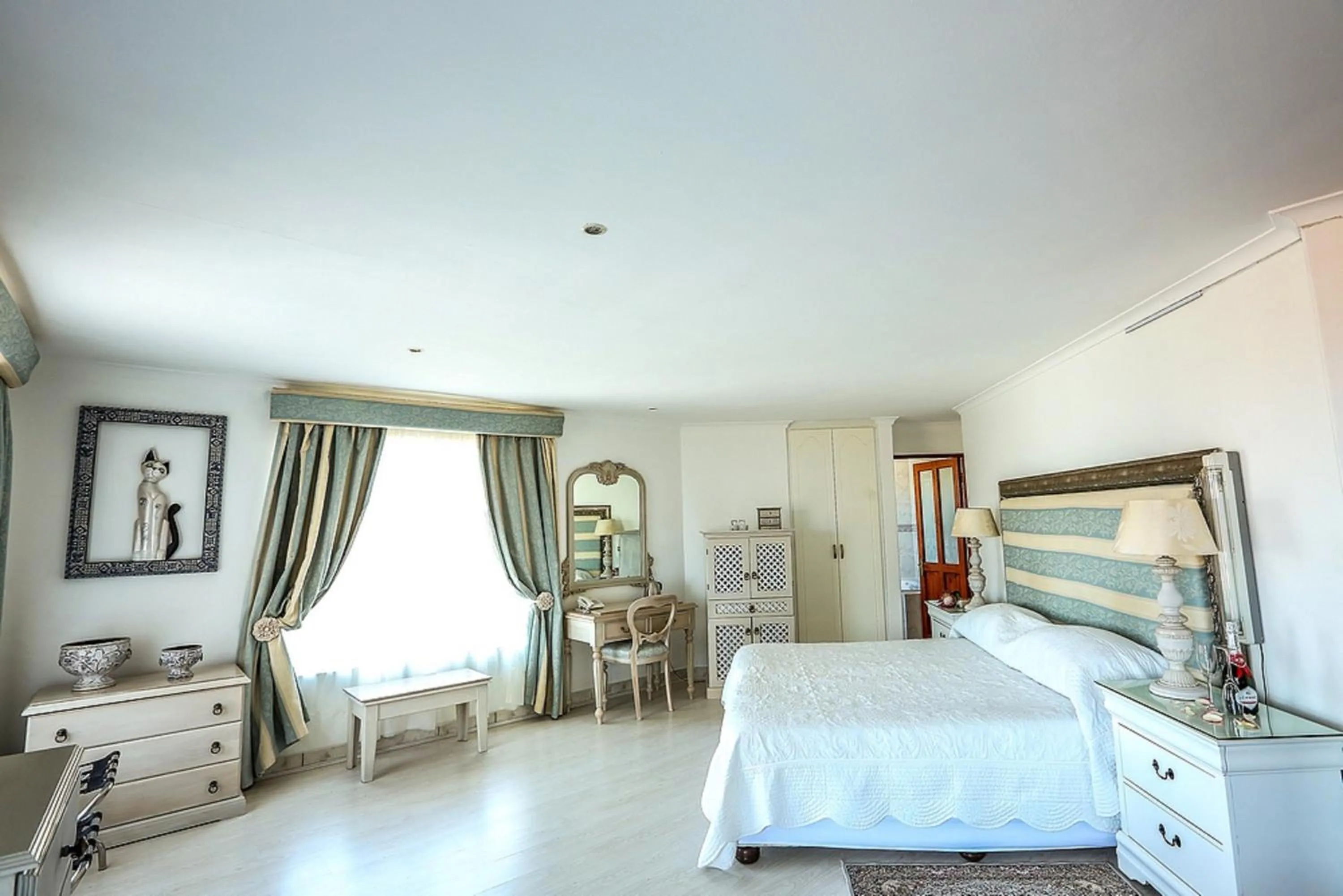 Photo of the whole room, Bed in Misty Waves Boutique Hotel
