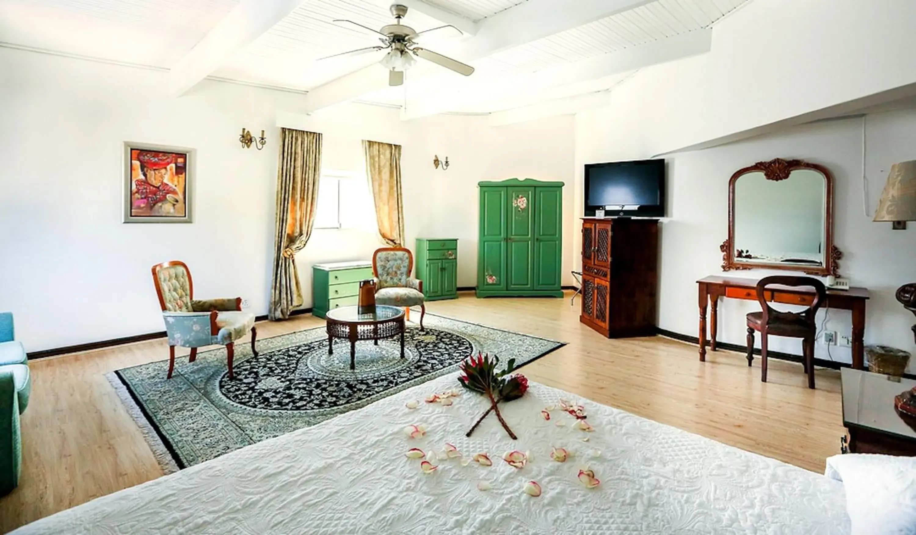 Annex - Large mountain-facing suite in Misty Waves Boutique Hotel Annex - Large mountain-facing suite in Misty Waves Boutique Hotel