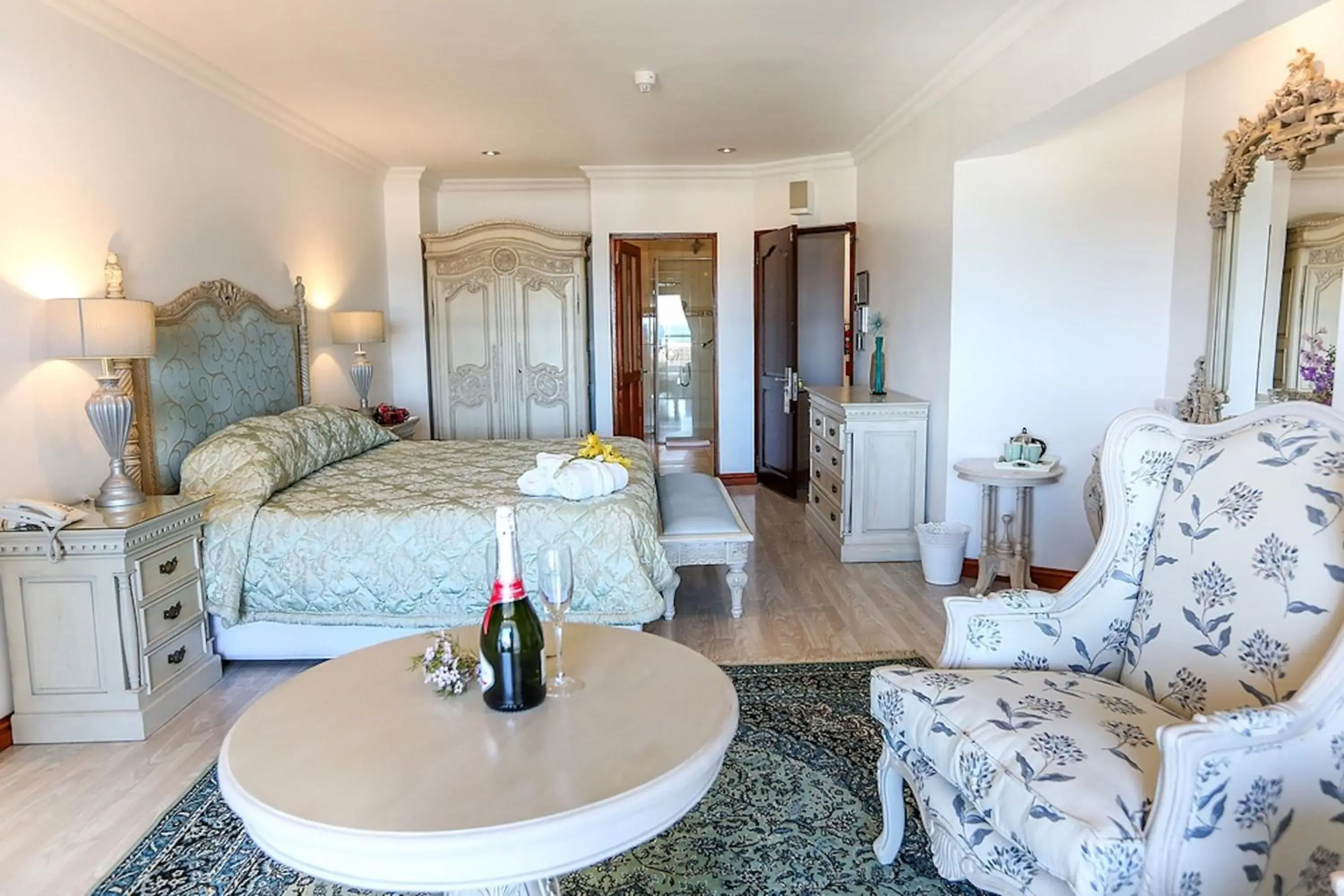 Luxury King Room in Misty Waves Boutique Hotel Luxury King Room in Misty Waves Boutique Hotel