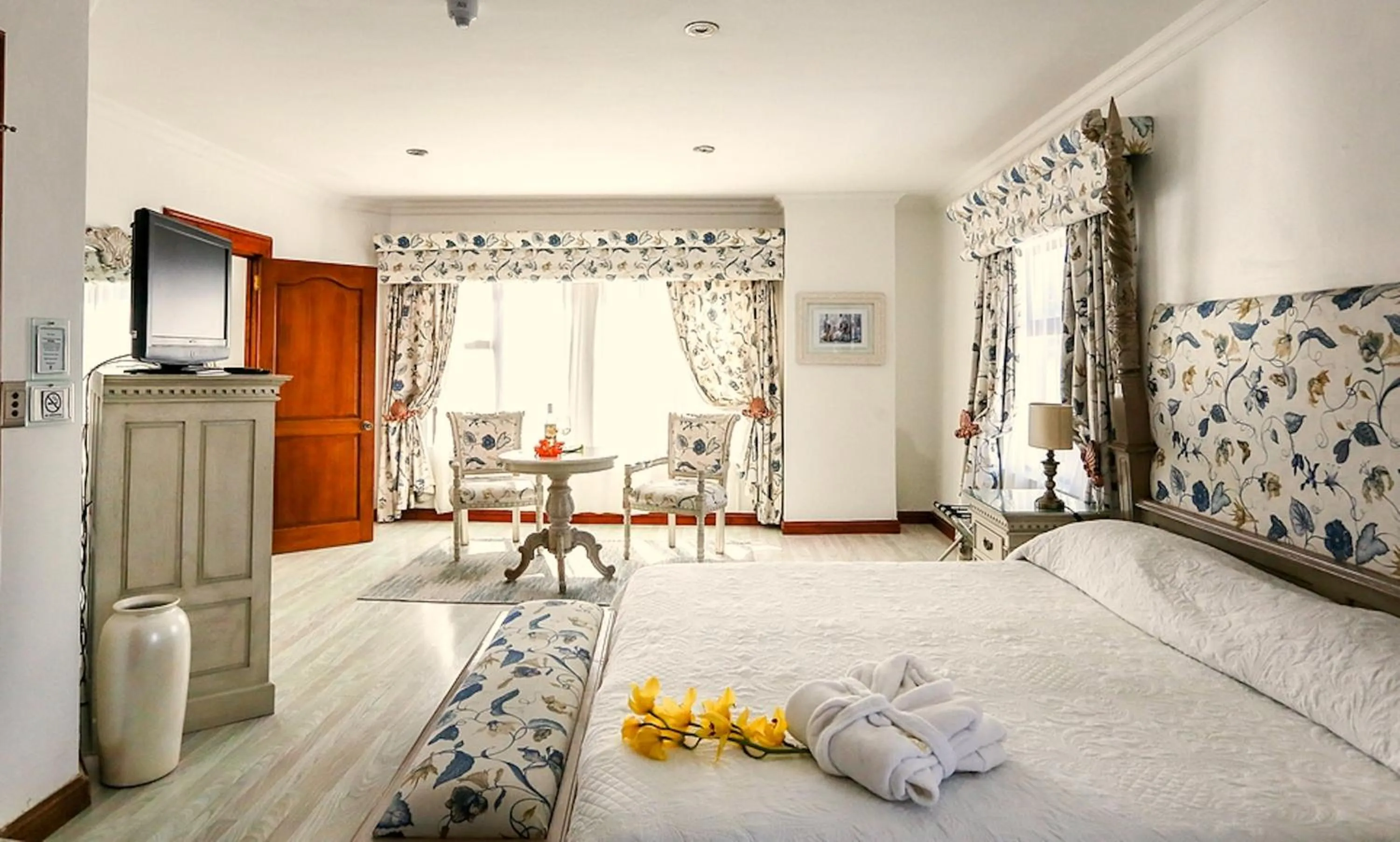 Photo of the whole room, Bed in Misty Waves Boutique Hotel