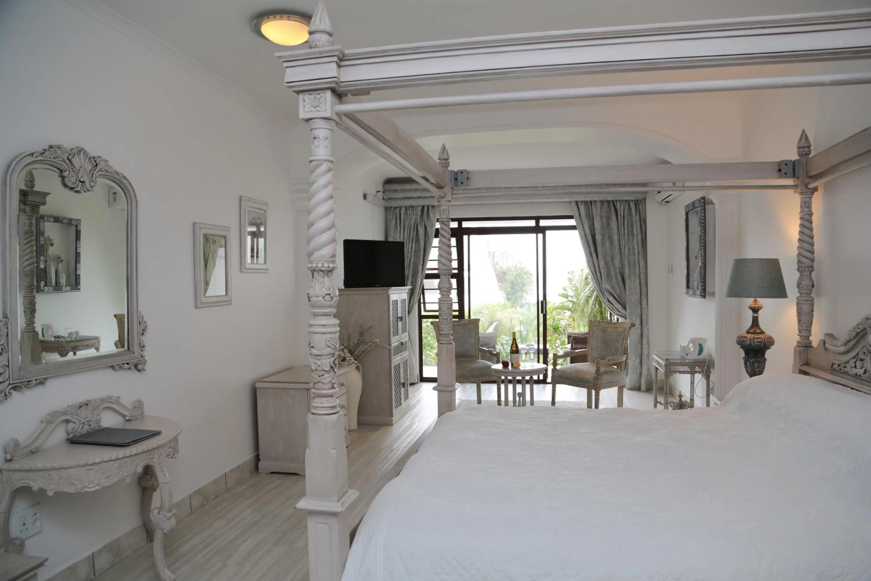 Photo of the whole room, Bed in Misty Waves Boutique Hotel