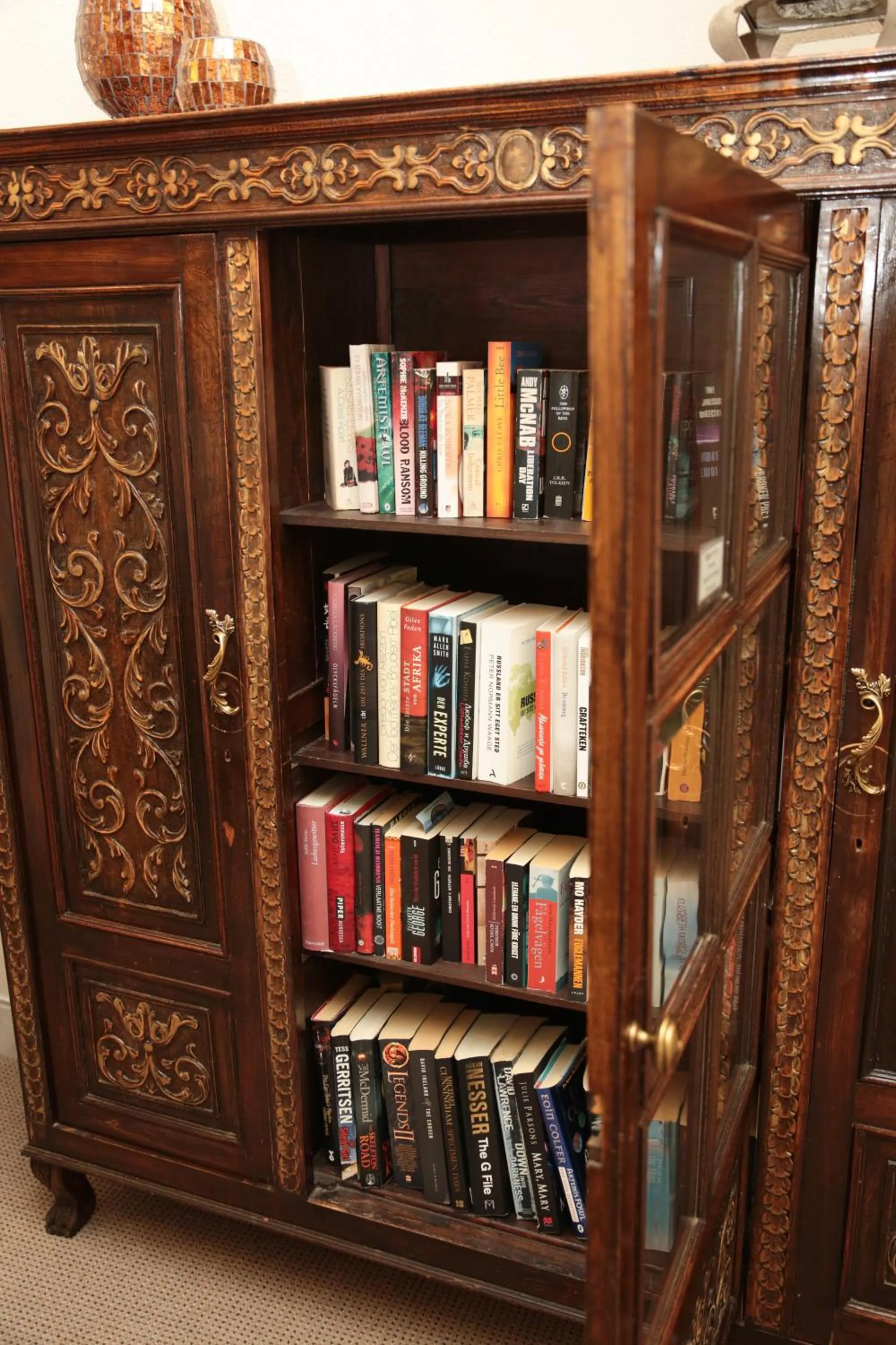 Library in Misty Waves Boutique Hotel