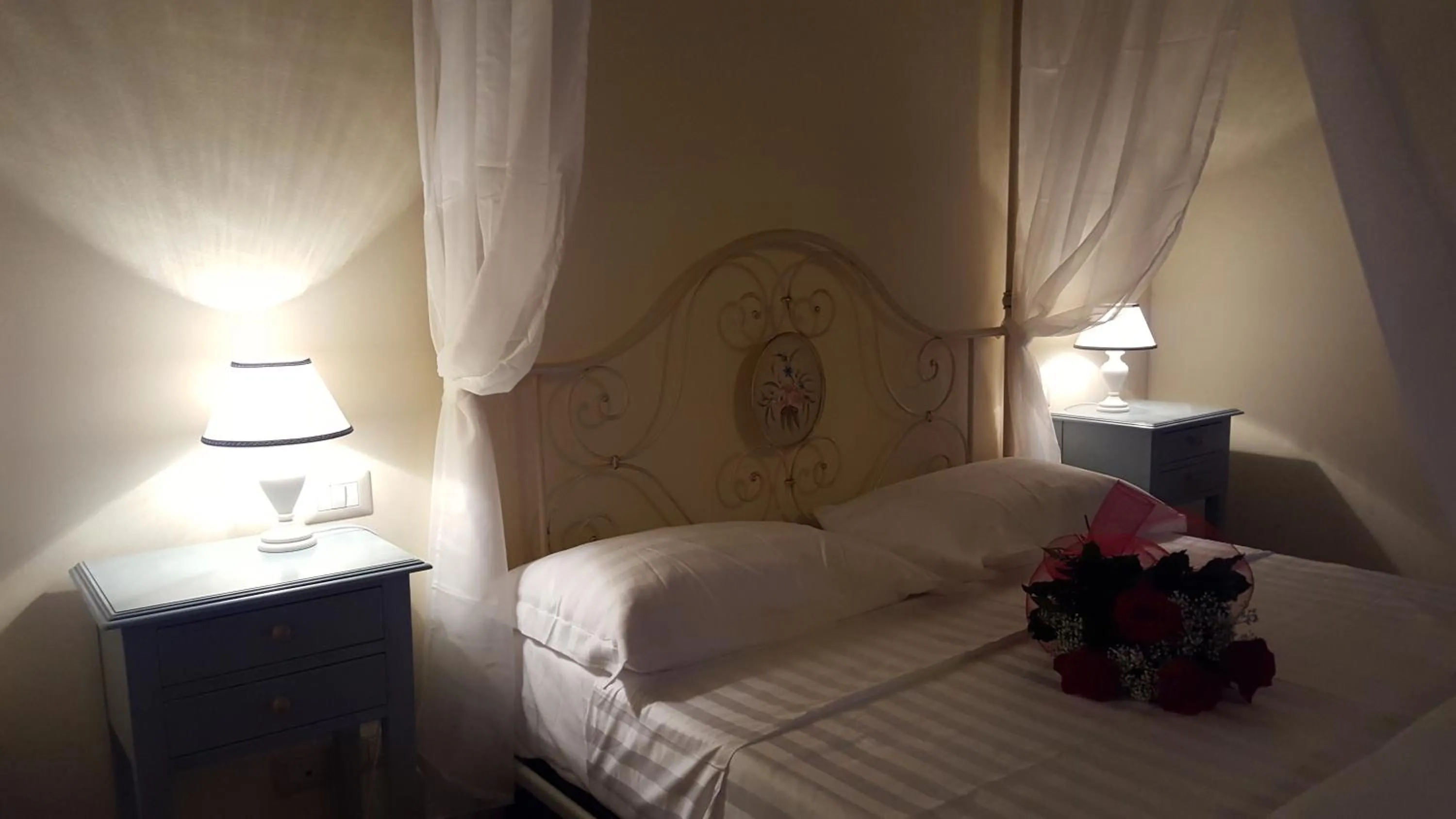 Decorative detail, Bed in Dimora Fra' Giovanni B&B Relais