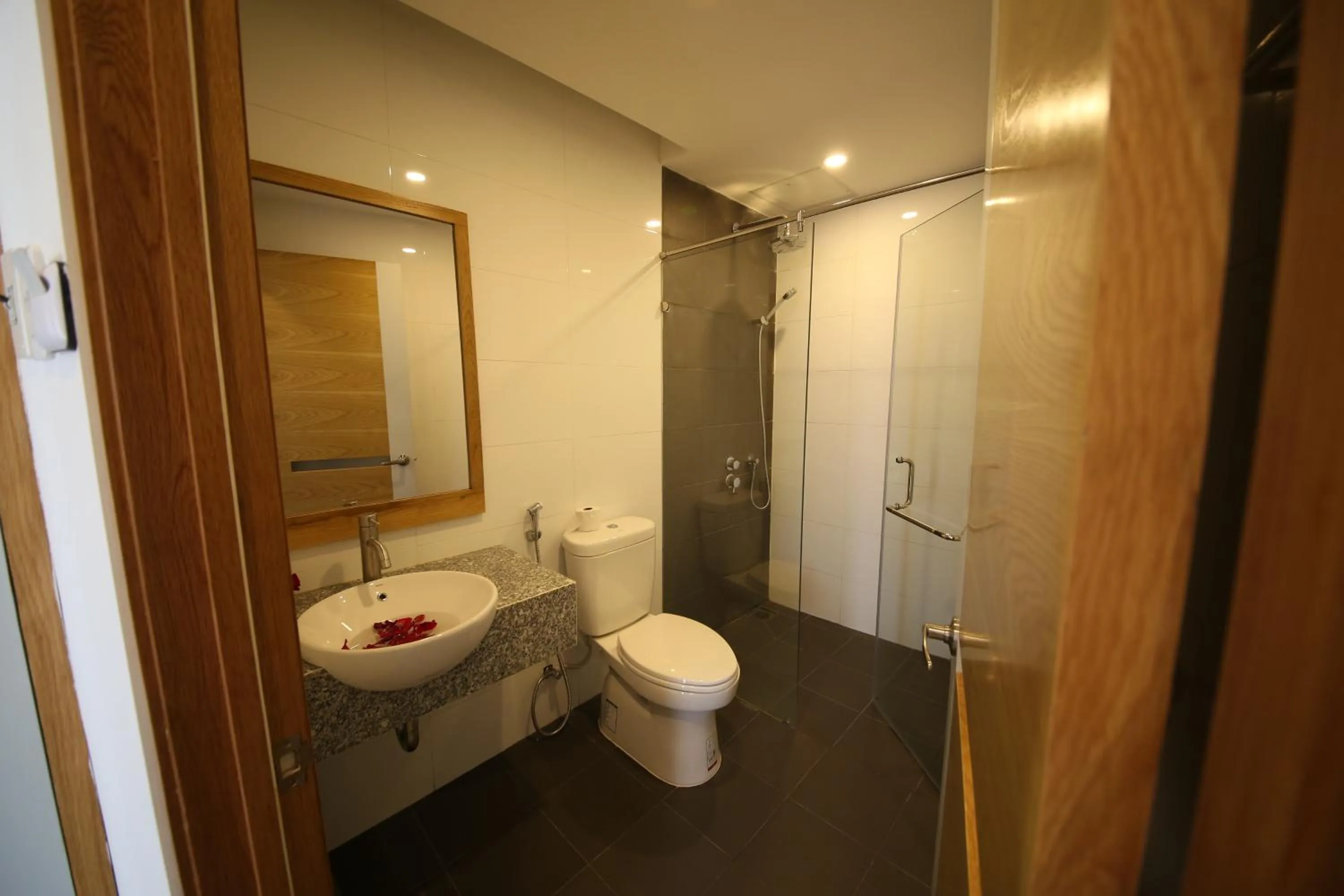 Shower in Sailing Hotel Phú Quốc