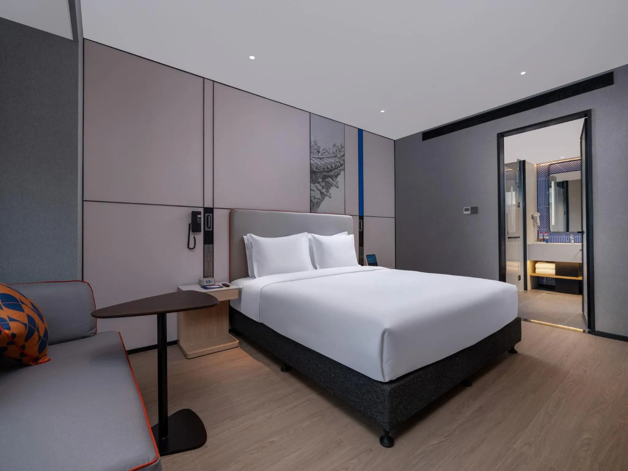 Photo of the whole room, Bed in Holiday Inn Express Chengdu Shuangliu Chuanda Road by IHG