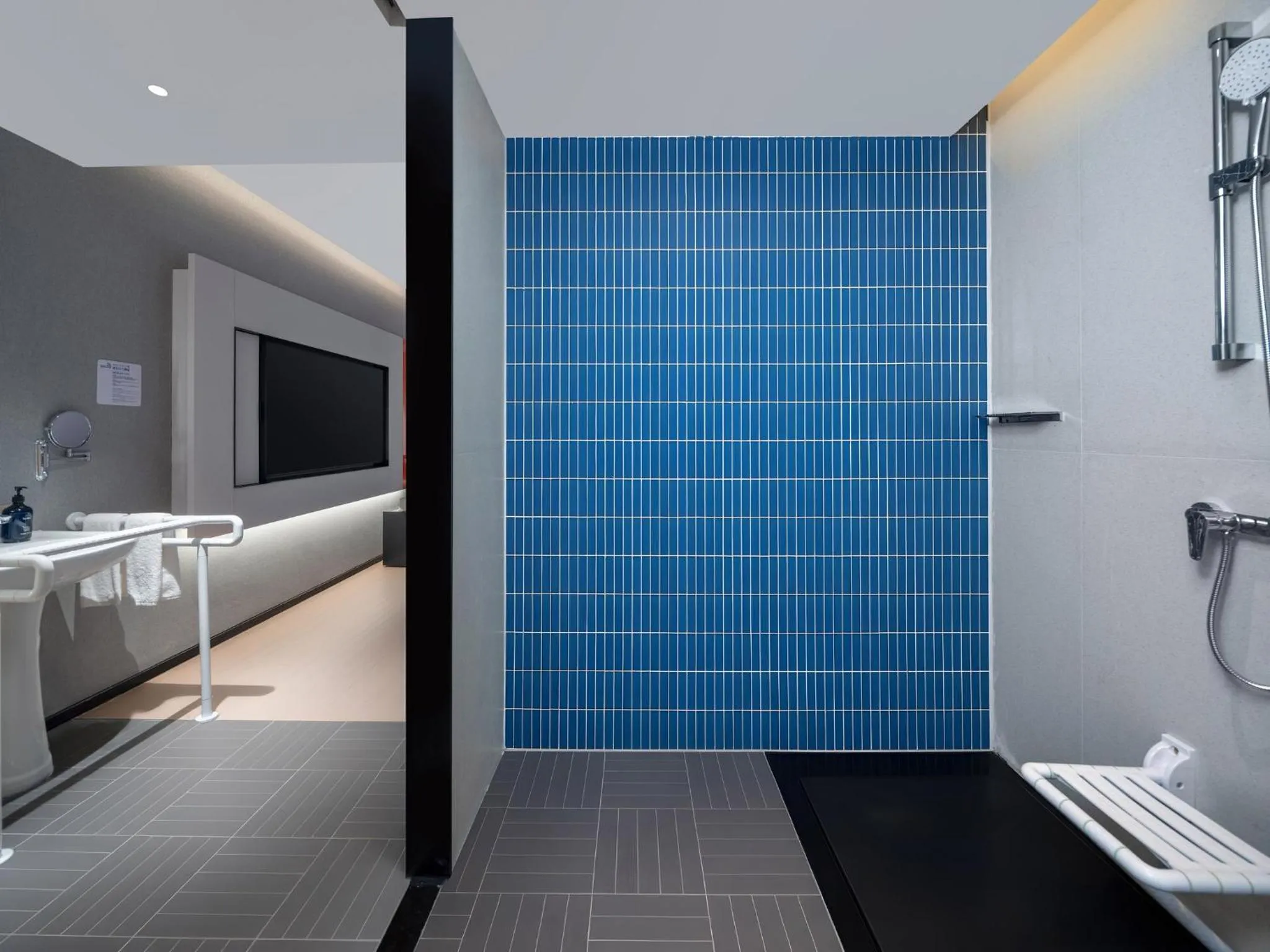 Bathroom, Bed in Holiday Inn Express Chengdu Shuangliu Chuanda Road by IHG