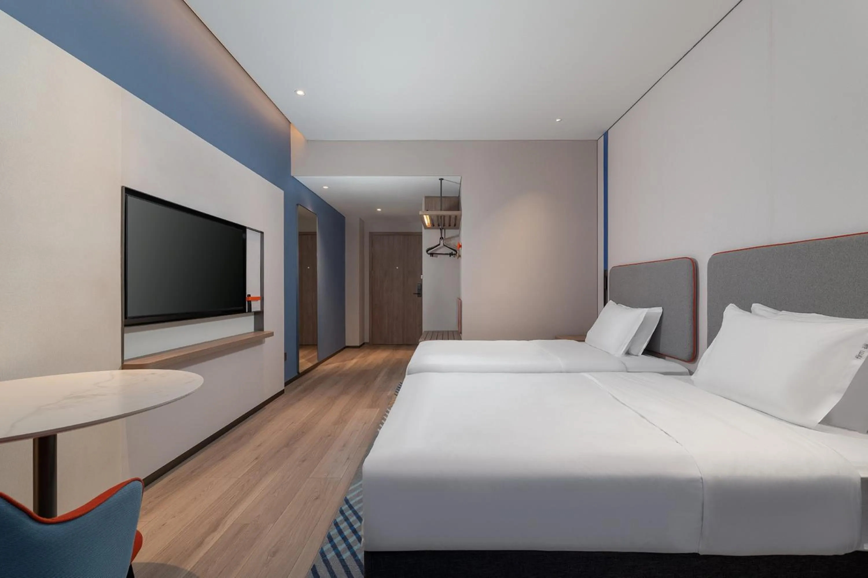 Photo of the whole room, Bed in Holiday Inn Express Chongqing Liangjiang Yufu by IHG