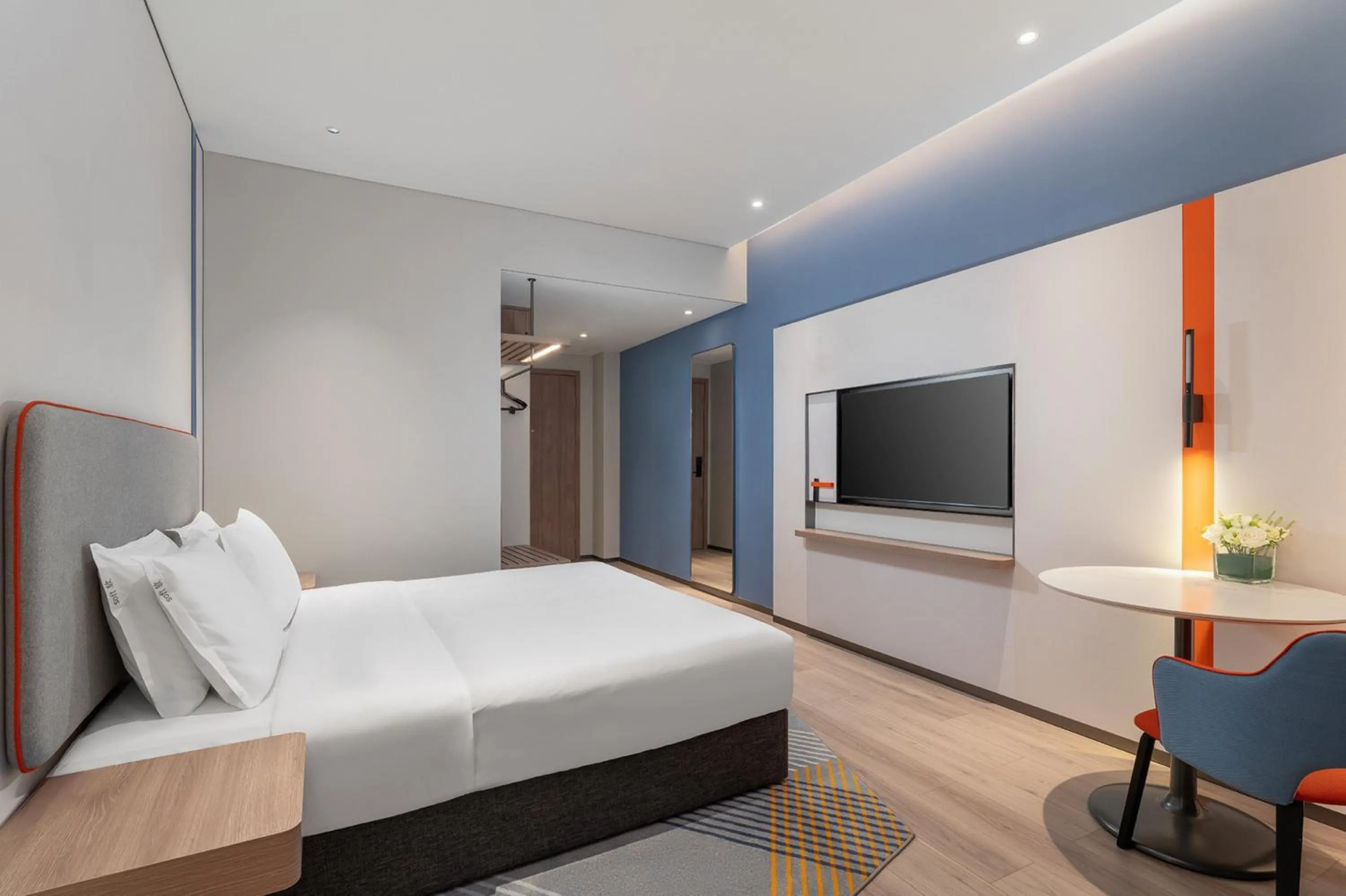Standard King Room - High Floor in Holiday Inn Express Chongqing Liangjiang Yufu by IHG