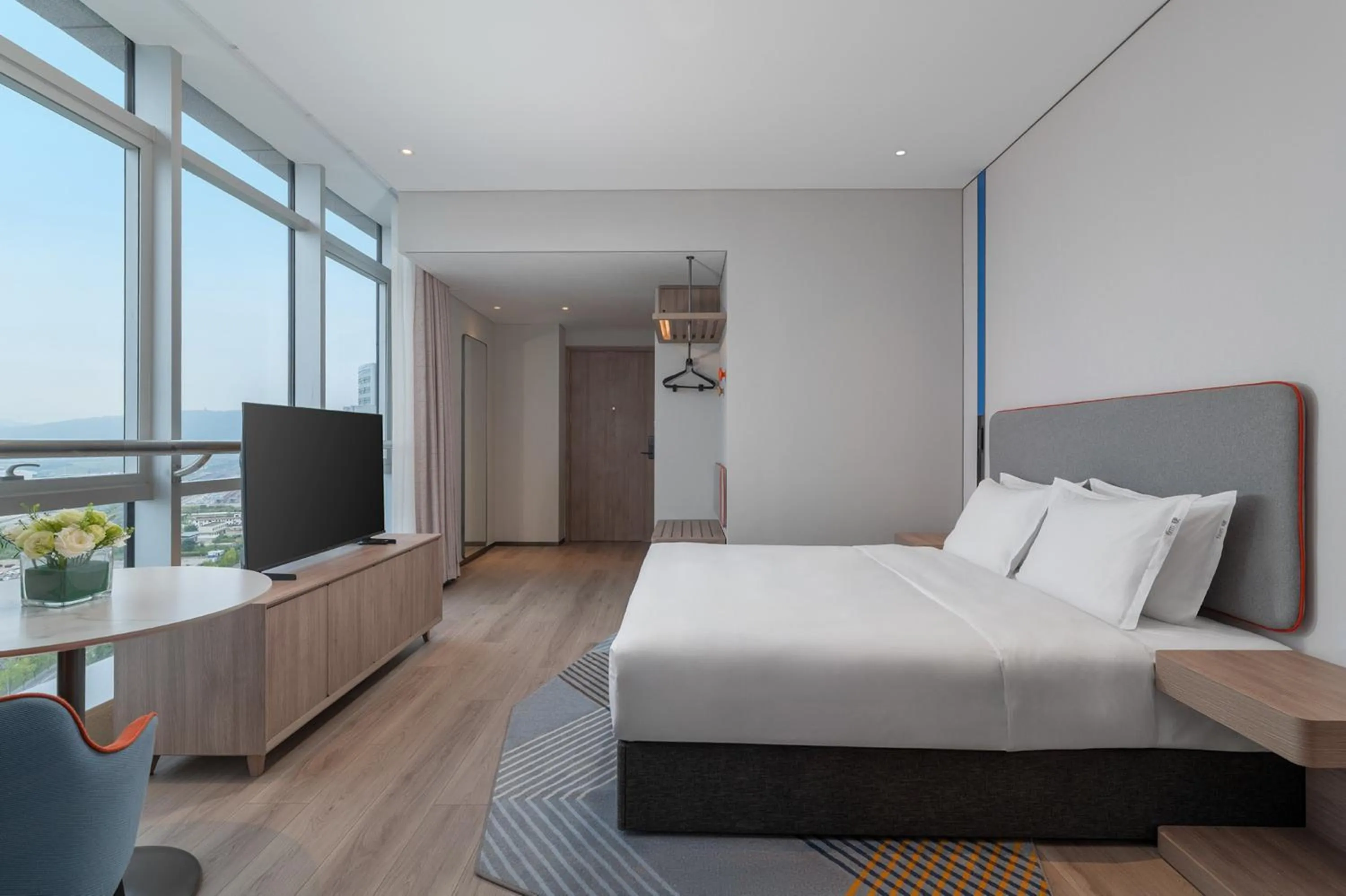 Standard King Room with River View in Holiday Inn Express Chongqing Liangjiang Yufu by IHG