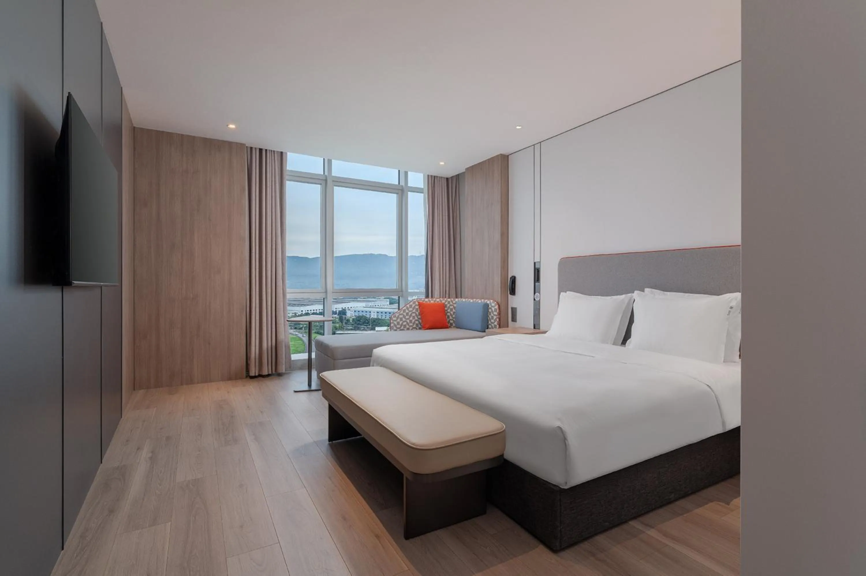 Photo of the whole room, Bed in Holiday Inn Express Chongqing Liangjiang Yufu by IHG