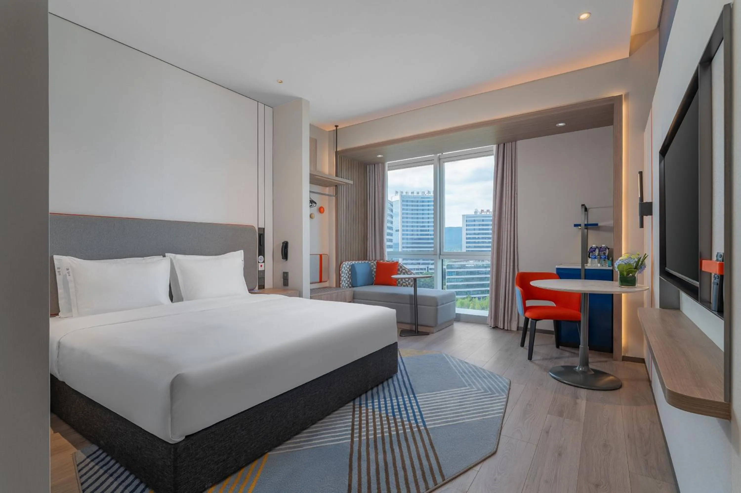 Photo of the whole room, Bed in Holiday Inn Express Chongqing Liangjiang Yufu by IHG