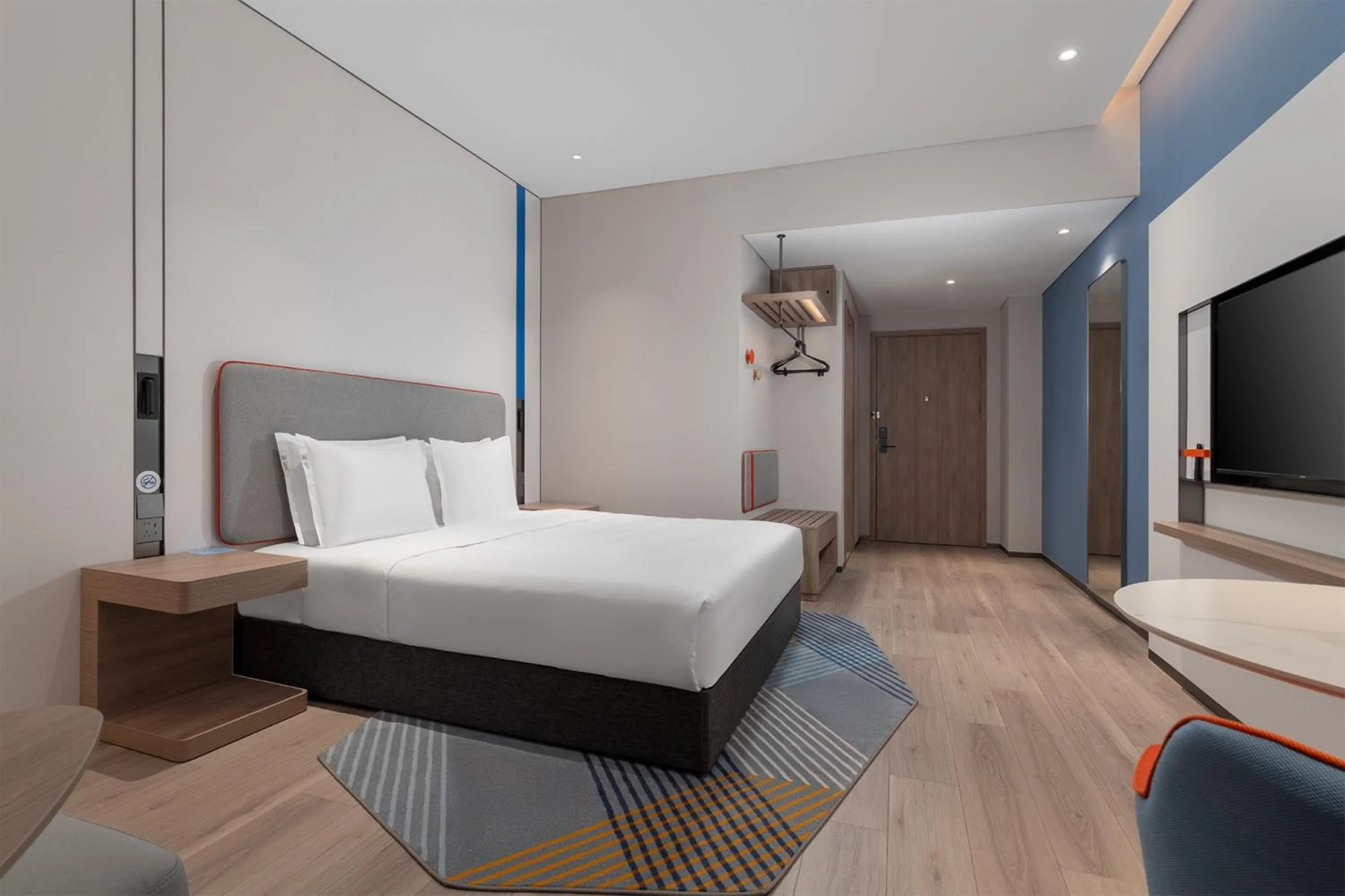 Photo of the whole room, Bed in Holiday Inn Express Chongqing Liangjiang Yufu by IHG