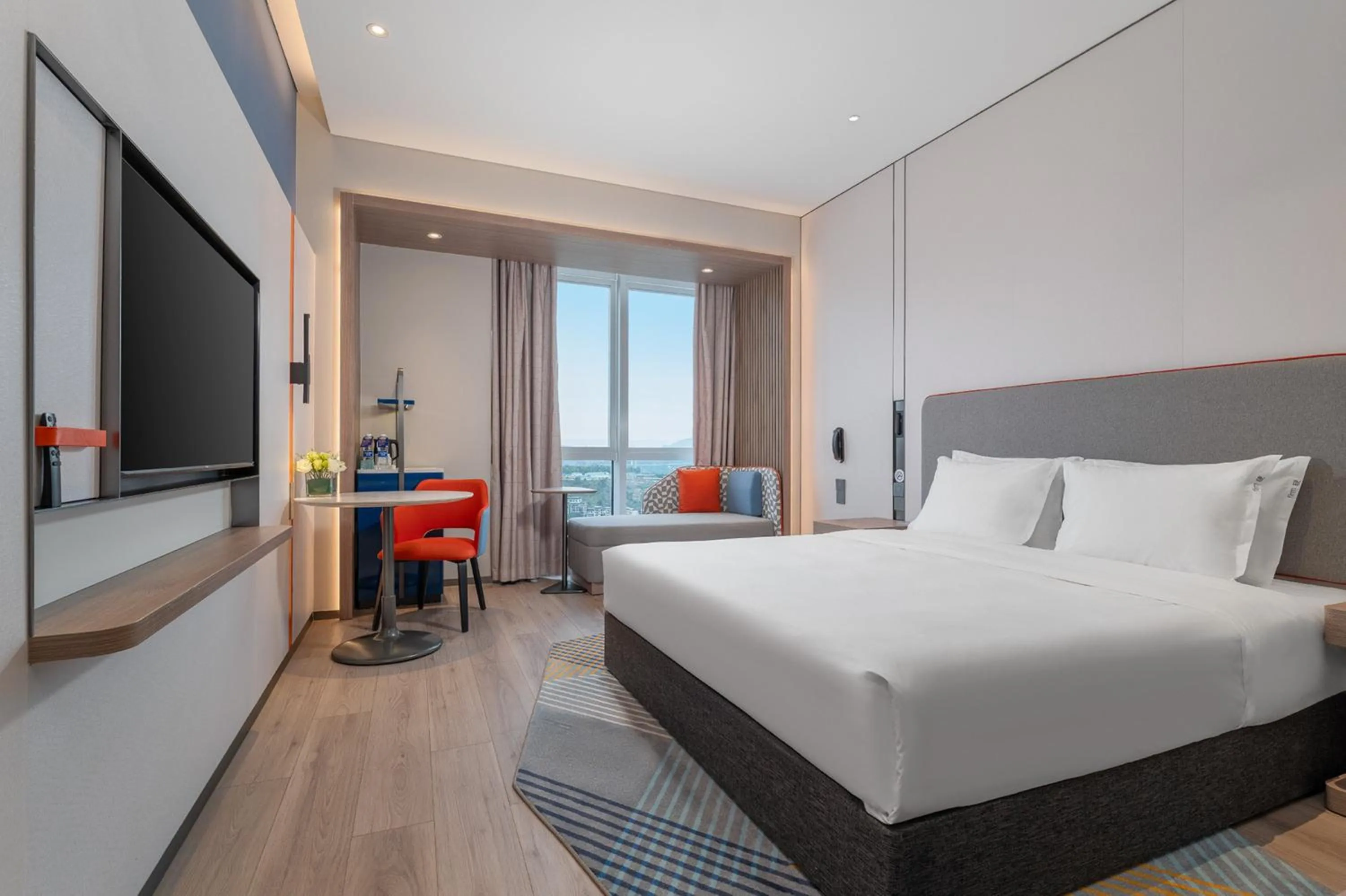 Photo of the whole room, Bed in Holiday Inn Express Chongqing Liangjiang Yufu by IHG