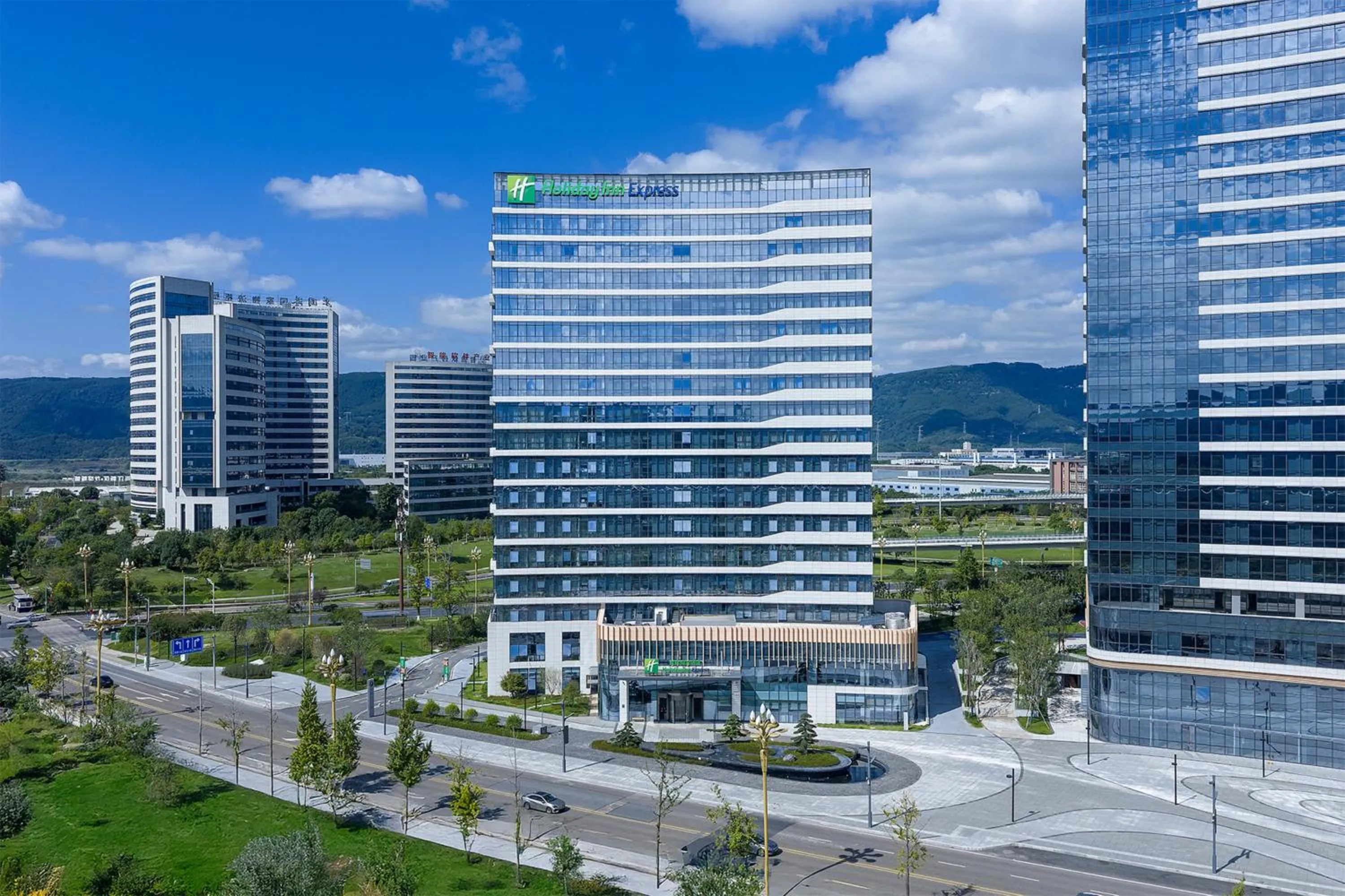 Property building in Holiday Inn Express Chongqing Liangjiang Yufu by IHG